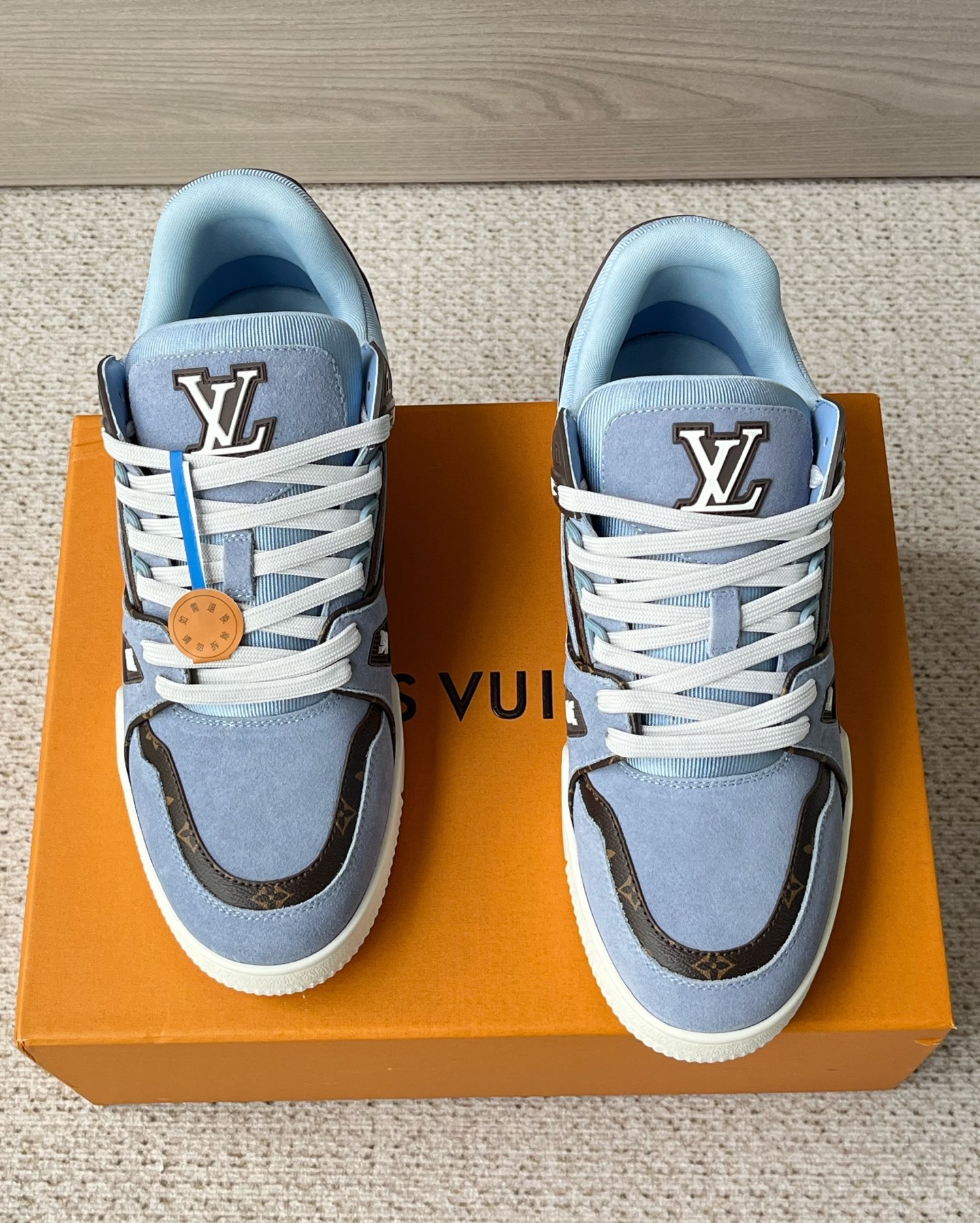 NO:833484,The new LV men's sports and casual shoes are on sale simultaneously on the official website. This LV Trainer sneaker has a nubuck calfskin body embossed with Damier pattern, which is inspired by retro basketball shoes. Multiple logos highlight the brand style. The removable Monogram floral label and #54 logo decorate the laces and back, eye-catching tribute to the founding year of the brand. Damier embossed nubuck leather shoelaces Louis Vuitton elements Rubber outsole decorated with Monogram flowers Made in Italy Size 39 40 41  42 43 44 (38 45 can be customized),,louis vuitton,louis vuitton,sneakers,cowhide19860909新款LV男士运动休闲鞋 官网同步发售 本款 LV Trainer运动鞋为正绒面牛皮革鞋身压印Damier图案,演绎复古篮球鞋的灵感启发.多重标识彰显品牌格调.可拆卸Monogram 花卉标签与#54标识分饰鞋带与后部,醒目致意品牌创始之年. Damier压纹正绒面牛皮革鞋带 路易威登元素 橡胶外底点缀Monogram 花卉意大利制造 码数39 40 41 42 43 44（38 45可以订做）,,louis vuitton,louis vuitton,sneakers,cowhide,Men's shoes