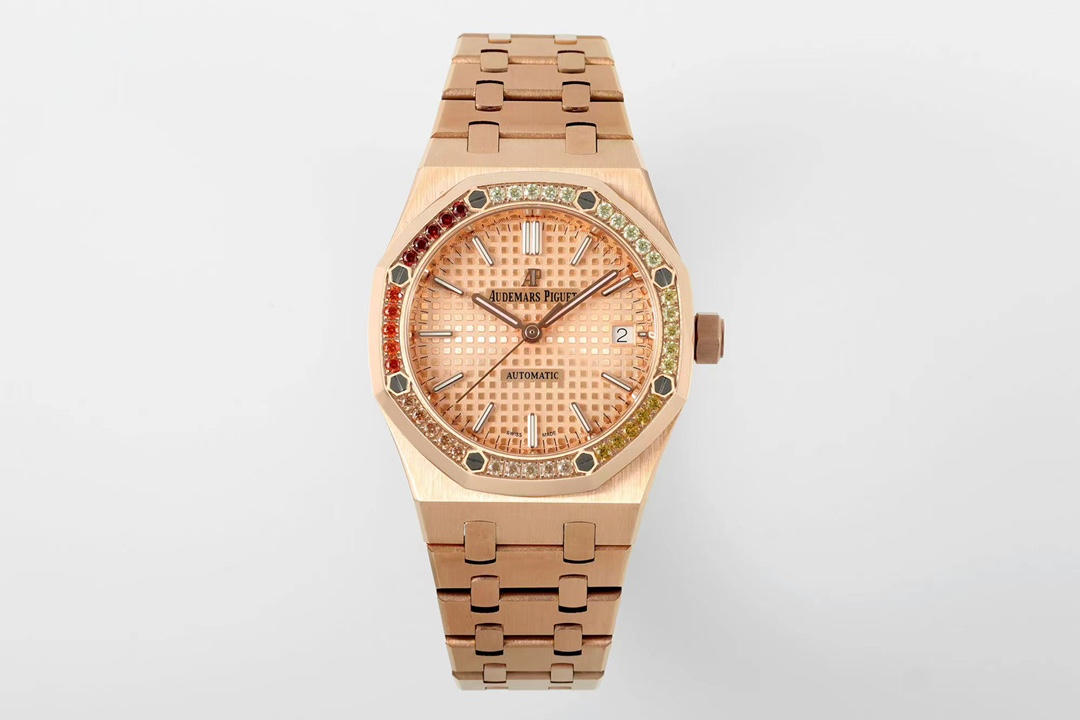 NO:586405,IPF - 37 mm, the first colored diamond version of the Audemars Piguet Royal Oak series 15450ST, thickness 9.8mm, flawless integrated movement, so you will no longer be shy. 1 adopts the same three-piece structure as the original. All the structure and assembly methods of the watch case are consistent with the original.  2. The most important strap of the steel strap watch, IPF uses the original strap to mold the strap to have a delicate brushed pattern and will not cut the hand. The thickness and joints of the strap are consistent with the original, and the details are meticulous. 3. The movable buffer design at the head of the strap connecting the watch head is consistent with the genuine product, making it closer to the wrist and more comfortable to wear. 4. The switch design and texture of the buckle and the engraving process of the buckle are consistent with the genuine product.  5IPF restores the original literal workmanship and color details and puts them together without flaws. 6The movement is the soul of the entire watch and the focus of distinguishing authenticity. IPF uses an exclusive original integrated movement, a true integrated movement, no longer a movement decorated with plywood. The specific details are as follows 1: The calendar jumps instantaneously in the opposite direction, which is different from the movement with plywood on the market. The calendar direction is different. 2. The central axis of the pointer is a solid central axis, consistent with the original, and the pointer is polished to make the pointer free of burrs.  3. Any gears on the back of the movement are not decorations. The winding power pinion will drive, and the gears and barrels on the flat hairspring (FLAT) deck are real and movable. 4. The balance wheel position corresponds to the original product at 7 o'clock, and the power reserve time is consistent with the original product of 41 hours. The movement's shock absorber, no card, and other details are restored to the original movement.  5: The color of the movement rotor is the most easily mistaken, because the color of the rotor in the official website picture is more rose-red, while the original real rotor is more gold, which leads to the fact that many rotors on the market are made in rose red color, but IPF specially adjusts the color of the rotor to be consistent with the original one (other ones on the market are generally reddish) IPF is sincere and perfectly restored!  ,,audemars19860909IPF——37毫米全网首发彩钻版本爱彼皇家橡树系列15450ST,厚度9.8mm 无破绽一体机芯 让你不再露怯 1采用与原版一致三件套式结构.表壳所有结构和装配方式跟原装一致. 2钢带表最重中之重的表带,IPF用原装表带开模使表带细腻的拉丝纹并且不会锋利割手,表带厚度和关节跟足原装一致,对细节一丝不苟 3表带头粒连接表头处与正品一致的活动缓冲设计,让佩戴更贴近手腕更舒服 4表扣的开关设计和质感与表扣的雕刻工艺均与正品一致 5IPF还原原装字面做工与颜色细节和正品放在一起无破绽 6机芯是整个手表的灵魂和辨别真假的重点,IPF采用独家原装一体机芯,真正的一体机芯,不再是夹板装饰的机芯,具体细节如下1:日历是反方向的瞬跳,区别于市面的机芯加夹板,日历方向是不一样的 2指针中轴为实心中轴,与原装一致,指针打磨使指针毫无毛刺 3机芯背面任何齿轮都不是装饰,上链条动力小齿轮会传动,平面游丝(FLAT)甲板上的齿轮与发条盒均真实可动可用 4摆轮位置对应正品在7点位置,动力储存时间与正品一致的41小时.机芯的避震器,无卡度等等细节都还原原装机芯 5:最容易错误的机芯陀片颜色,因为官网图片陀片颜色偏玫红,而原装实物陀片偏金,这就导致市面很多做陀片按着玫红颜色做,而IPF特调了陀片颜色跟原装一致（市面其他的普遍偏红） IPF真芯诚意,完美还原！,,audemars,Watch