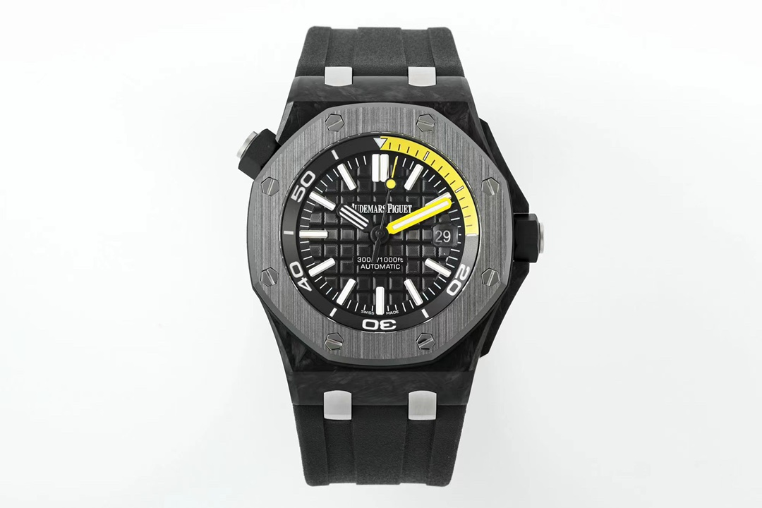 NO:586419,IPF's annual major new product, the Audemars Piguet Royal Oak Offshore 15706AU, with its classic octagonal shape, sunny and dynamic temperament, and classic black shape, belongs to the DIVER diving watch.  The watch case is made of forged carbon material. After many calcinations, the IPF factory finally found the carbon fiber material closest to the original quality among various carbon fibers. After two years of repeated calcination and polishing, the forged carbon texture and luster of the watch case can be said to have reached the level of genuine products. It can be called the most perfect version and can surpass all other versions on the market.  The outer ring is made of ceramic grinding, so you don’t have to worry about scratches on the chamfers; the back cover is made of titanium, giving it a sense of technology. The hands are frosted and carbon black, which complements the forged carbon. The calendar magnifying glass has a light blue coating to reduce reflection. The black dial is engraved with 'Méga'  Tapisserie' oversized plaid decoration, with white gold fluorescent three-dimensional hour markers and black Royal Oak hands (yellow minute hand), black rotating inner bezel with diving scale and yellow 60 to 15 minute zone, full of sporty temperament.  The watch carries a precise timing movement. Take a closer look at the black slightly muscular dial with finely crafted high-grade dust-proof black tape. The one-piece cast case design enhances the waterproof function of this watch. The waterproof depth is up to 1 meter. It can be said to be one of the diving-specific watches in the distinguished sports series.,,audemars19860909IPF年度重磅新品,爱彼皇家橡树离岸型15706AU 经典的八角形外形加上阳光动感的气质,黑色的经典造型,属于DIVER潜水腕表. 表壳采用的是锻造碳材质,IPF厂经过多次煅烧终于在多种碳纤维中找到最接近原装品质的碳纤维材质,表壳的锻造碳纹理和光泽经过两年的重复煅烧打磨,可以说达到了正品的级别,堪称最完美版本,能硬刚市面上的一切其它版本. 外圈是陶瓷研磨的,不用担心倒角刮花了；后盖是钛材质的,有了一种科技味道.指针采用了磨砂面处理,炭黑色,与锻造碳相映成趣.日历放大镜有淡淡的蓝色镀膜,以减少反光. 黑色表盘镌刻“Méga Tapisserie”超大格纹装饰,搭配白金荧光立体时标和黑色皇家橡树指针（黄色分针）、黑色旋转内表圈搭配潜水刻度和黄色60至15分钟区域,运动气质拉满. 腕表承载计时精准的机芯,细看黑色略带肌肉感的表盘配合做工精细的高级防尘黑色胶带,一体式铸造的表壳设计加强了这款表的防水功能,防水深度达米,可以说属于尊贵运动系列中的潜水专用表款之一.,,audemars,Watch