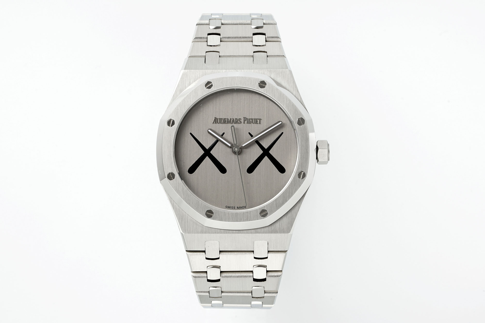 NO:387422,IF new product Audemars Piguet co-branded kaws. This joint brand between famous street artists KAWS and Audemars Piguet is destined to be the opening of a new field. For Kaws, who has rich cooperation experience, the joint brand of the Royal Oak series is still regarded as an incredible experience in the watch level. In this several years of cooperation, Kaws printed the marked XX on the 15,500 dial. It is a very eye-catching and memorable model called co-branding. IF production is definitely a boutique!  ,,audemars19860909IF新品爱彼联名kaws 著名街头艺术家 KAWS 和爱彼的此次联名注定是一个新的领域的开启,对于有着丰富的合作经验的kaws来说,皇家橡树系列的联名在腕表阶依旧被视为一段难以置信的经历,在这次长达几年的合作中kaws在15500的表盘上印制标记性的xx,非常引人注目和值得纪念的一款叫联名.IF出品,必属精品！,,audemars,Watch