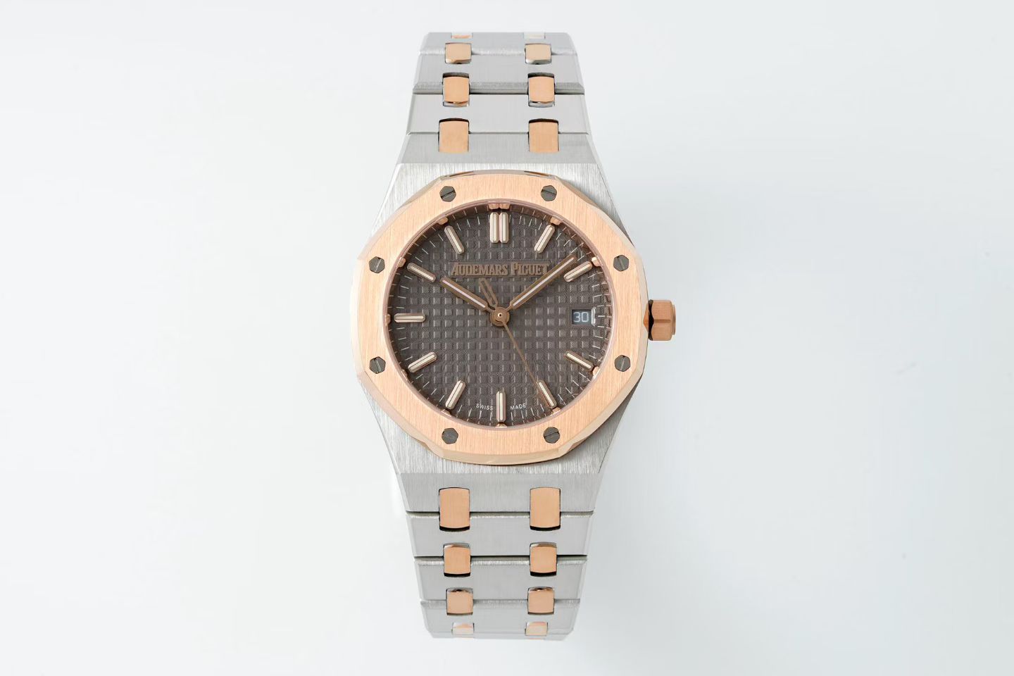 NO:586423,BF's ingenious work, Audemars Piguet Royal Oak Series 77350 and 77351 fully automatic mechanical women's watches, diameter 34 mm 1: The case is made of fine steel, with anti-glare treated sapphire crystal glass mirror and table bottom, all data materials are scanned and polished from genuine products 2: Equipped with a modified Caliber self-winding movement, using a rose gold automatic oscillating weight specially designed for this style. Stable travel time.  3: Every detail of the steel belt is guaranteed to match the genuine product, the most user-friendly and authentic head-grain cushioning. 4: The dial has clear checkered details, with fluorescent three-dimensional hands. The luminous hands are filled with imported luminous light, which is more durable. The perfect size matches your wrist more elegantly. An ingenious work worth recommending, audemars19860909BF匠心之作 爱彼皇家橡树系列77350和77351全自动机械女表 直径34毫米 1:表壳采用精钢,搭配防炫目处理蓝宝石水晶玻璃镜面和表底,全部数据材质采用正品扫描打磨而成 2:搭载改Calibre 自动上链机芯,采用为该款式特别设计的玫瑰金金自动摆陀.走时稳定. 3:钢带每个细节确保吻合正品,最人性化的对标正品头粒缓冲 4:表盘格纹细节清晰,搭配荧光立体表针,表针夜光采用进口夜光填充,更持久. 完美尺寸更优雅的搭配你的手腕 匠心之作 值得推荐,,audemars,Watch