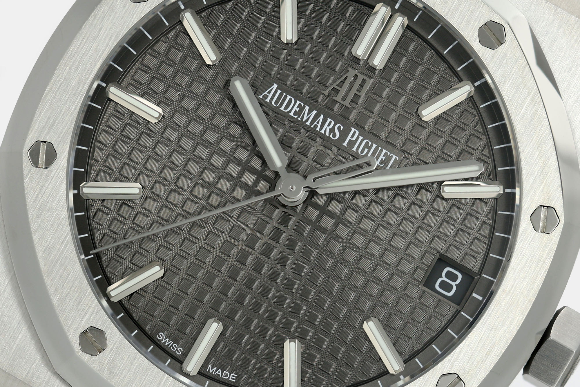 NO:946562,Produced by iP, white case, gold case, iP Factory pixel level work - AP Audemars Piguet 15500 I integrated movement 4302 version, steel king noble, long-lasting power [new revision · optimized text] V3 version The same watch has a new revision, re-opening production based on the original text, completely repairing all the shortcomings of the old version of the text!  The face of the same watch is made from a new mold, and the scales, fonts, background colors, and luminous light are all-round upgraded and optimized, eliminating all kinds of flaws in the old version to create a smoother and more delicate dial; the scales are regular and neat, the paint surface is even and color-free, and the fonts are three-dimensional. The real-life original pictures can be used to visually compare the textures of the old and new versions. Friends who pursue the exquisite details of the dial are the first choice!  1. It adopts the original structure and watch installation method, which is consistent with the original product. The size is 41X10.4 mm!  2. The case is made of fine steel. The case is molded using original data and is polished to the highest level. Both the texture and texture are close to the original. 3. The structure and details of the steel strap are close to the original, making it more comfortable and delicate to wear. The tightness of the 'buffer belt' connecting the steel strap head and the watch head is exactly the same as the original. 4. The 'biscuit texture' of the dial is meticulously reproduced to give the original three-dimensional feel, and the color of the specially adjusted ink is closer to the original.  5. Using Audemars Piguet CAL.4302 integrated movement!  This is a truly integrated movement that has been developed for many years. It is no longer a plywood-equipped movement on the market pretending to be the 4302 movement.  6. This is Audemars Piguet's first large movement. It is larger than the old movement, has more power, and is more stable and better for up to 72 hours. The movement calendar is an instant jump in the opposite direction, which is different from the movement with plywood on the market. The calendar direction is different. Any gears on the back of the movement are not decorations, and the winding power pinion will drive. There is no unnecessary decoration, only the pragmatism consistent with the original. The shock absorber of the movement, no card and other details are restored to the original movement.  7: The color of the movement rotor is most easily mistaken, because the color of the rotor in the official website picture is more rose red, while the original real rotor is more gold, which leads to many rotor blades on the market being made in rose red color, and the IP factory specially adjusts the color of the rotor to be consistent with the original one (other ones on the market are generally red). Luxurious and exquisite, men and women are recommended. Mechanical watches. For the best luxury recommendations for gifts, please look for the exclusive quality of the iP factory, audemars19860909iP 出品 白壳 金壳  iP Factory 像素级别之作—— AP 爱彼 15500 I 一体机芯4302版本,钢王贵族 持久动力【全新改版 · 优化字面】V3版 同款手表全新改版,针对原有字面重新开版生产,彻底修复老版本字面全部短板！同款腕表字面全新开模制作,刻度、字体、底色、夜光全方位升级优化,摒弃旧版各类瑕疵,打造更平整细腻表盘；刻度规整利落、漆面均匀无杂色、字体立体感拉满,实拍原图可直观对比新旧版本质感,追求表盘精致细节的朋友优先选择！ 1.采用正品结构和装表方式,与正品一致,尺寸为41X10.4毫米！ 2.表壳精钢材质,表壳采用原装数据开模,顶级打磨,不管是纹路还是质感都接近原装 3.钢带的结构和细节都做到接近原装,佩戴更舒服更细腻,钢带头粒和表头衔接的“缓冲带”的松紧程度与原装一模一样. 4.表盘的“饼干纹理”细致的复刻出原装的立体感,特调油墨颜色更接近原装 5.采用爱彼CAL.4302一体机芯！这是真正意义的一体机芯,研发多年,不再是市面上装夹板的机芯来冒充4302机芯. 6.这是爱彼的第一个大机芯,比老款的机芯更大,动力更足,长达72小时动力更稳定,更优秀.机芯日历是反方向的瞬跳,区别于市面的机芯加夹板,日历方向是不一样的.机芯背面任何齿轮都不是装饰,上链条动力小齿轮会传动,没有多余的装饰,只有跟原装一致的实用主义,机芯的避震器,无卡度等等细节都还原原装机芯 7:最容易错误的机芯陀片颜色,因为官网图片陀片颜色偏玫红,而原装实物陀片偏金,这就导致市面很多做陀片按着玫红颜色做,而IP厂特调了陀片颜色跟原装一致（市面其他的普遍偏红）奢华精致推荐男 女款 机械腕表 送礼最佳奢华推荐请认准iP厂独家品质,,audemars,Watch
