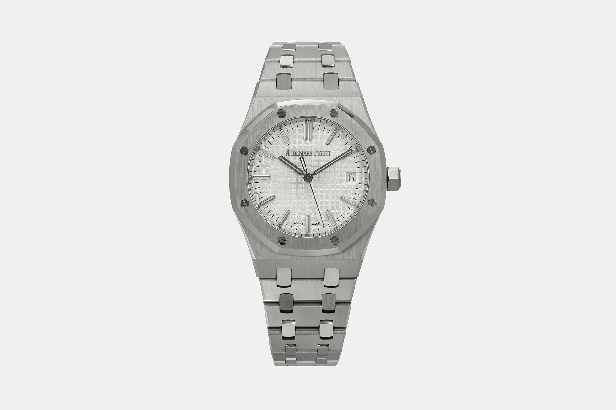 NO:944369,IF A Audemars Piguet Royal Oak 15550ST top version The most stable 37mm unisex watch of the year 15550 top version is released!  It exclusively overcomes the flaws of all versions on the market and is full of details. It shows no fear during daily commuting and close-up comparisons. It is the ultimate graduation model that can be used by both men and women with small wrists!  1 [Shell case structure | 1:1 original mold opening] The whole process is modeled by the original 15550ST three-dimensional scan, and the original exclusive three-piece case structure is reproduced. The size, curvature, thickness, and corner finish of the case are accurately calibrated. All assembly processes and hole angles are completely aligned with the original ones. The accessories of the whole machine are interchangeable with the original ones. The classic octagonal outline of the case is neat and three-dimensional, restoring the tough texture of the original Royal Oak without any cheap tolerance flaws.  2 [Details of the steel band | Extremely polished and flawless] The soul of the watch is an exclusive original data molded steel band. The chain links have been processed by a double process of fine brushing and polishing for hundreds of times. The texture is fine and even, and the touch is smooth. It does not cut hands or scratch the wrist at all. The thickness, joint tightness, and spacing ratio of the chain are 1:1. The damping of each section perfectly restores the original, and the wearing fit is full. It does not hurt your hands or become loose when worn for a long time.  3 [Mobile headpiece | Original buffer structure] The watch head connection head adopts the same movable buffer design as the original product. The bending angle and rebound tightness are consistent with the original, and it perfectly fits the wrist curve. It is different from the rigid fixed headpiece on the market. It is flexible and unconstrained when raising hands. It does not hang in the air or shake the watch when worn on thin wrists. The comfort level is directly comparable to the genuine product. 4 [Buckle technology | Full coverage of texture details]  The exclusive folding A clasp has crisp opening and closing damping, moderate tightness, and is easy to wear and remove. The clasp's three-dimensional engraving pattern, font depth, and polished brushed texture are completely replicas of the original ones. The details are exquisite and burr-free, eliminating the common problems in the market that are blurry and weak, and the engraving is shallow. 5 [Dial text | No color difference and zero flaws]  It perfectly restores the original classic large square embossed dial of 15550, with precise alignment of the checkered raised height, texture, and matte luster. The three-dimensional luminous time scales and classic Royal Oak hands are polished clean and burr-free, and the luminous light is even and full. The genuine calendar of the same model has a window at 3 o'clock, and the font layout and size spacing are consistent with the original. There is no color difference under natural light or light, and no fake flaws.  Restore the original 60-hour long-lasting power reserve, stable and accurate travel time, very low repair rate, easy to wear daily and durable. 37mm gold neutral watch diameter, no matter the wrist or style, boys wear it neatly and tough, girls wear it high-end and cool!  IF's ultimate ingenuity restores the authentic charm, triple top configuration of details, movement and texture, 15550 ultimate version mechanical watch,,,audemars,gold19860909IF A 爱彼 皇家橡树15550ST 顶配版本 年度最稳37mm中性神表15550顶配出炉！独家攻克市面所有版本破绽,细节拉满,通勤日常、近距离对版完全不露怯,小手腕男女通杀的终极毕业款！ 1【壳套结构｜1:1原版开模】 全程采用正品15550ST原版三维扫描建模,复刻原装专属三件套式壳体结构,精准校准表壳尺寸、弧度、厚度、边角光洁度,所有装配工艺、孔位角度完全对标原装.整机配件可与正品互通互换,表壳八角形经典轮廓利落立体,还原皇家橡树原版硬朗质感,无任何廉价公差破绽. 2【钢带细节｜极致打磨零瑕疵】 腕表灵魂专属原装数据开模钢带,链节经过百次精细拉丝+抛光双重工艺处理,纹理细腻均匀、触感圆润,完全不割手、不刮腕.链节厚度、关节松紧、间距比例1:1对标正品,每一节活动阻尼感完美还原原装,佩戴贴合度拉满,久戴不硌手、不松动. 3【活动头粒｜原装缓冲结构】 表头连接头粒沿用正品同款活动缓冲设计,弯折角度、回弹松紧与原装一致,完美贴合手腕曲线.区别市面生硬固定头粒,抬手抬手灵活无束缚,细手腕佩戴不悬空、不晃表,舒适度直接对标专柜正品. 4【表扣工艺｜质感细节全覆盖】 折叠式A专属表扣,开合阻尼清脆、松紧适中,佩戴拆卸便捷.表扣立体雕刻纹路、字体深浅、抛光拉丝质感完全复刻原装,细节精致无毛刺,杜绝市面模糊发虚、雕刻偏浅的通病. 5【表盘字面｜无色差零破绽】 完美还原15550原装经典大方格浮雕表盘,格纹凸起高度、纹理肌理、哑光光泽精准对版.立体夜光时标、经典皇家橡树指针打磨干净无毛刺,夜光均匀饱满.3点位正品同款日历开窗,字体排版、大小间距与原装一致,自然光、灯光下无色差、无一眼假破绽. 还原原装60小时长效动储,走时稳定精准返修率极低,日常佩戴省心耐用. 37mm黄金中性表径,不挑手腕、不挑风格,男生戴利落硬朗、女生戴高级飒爽！ IF极致匠心还原正版神韵,细节、机芯、质感三重顶配,15550终极版本机械腕表 ,,,audemars,gold,Watch