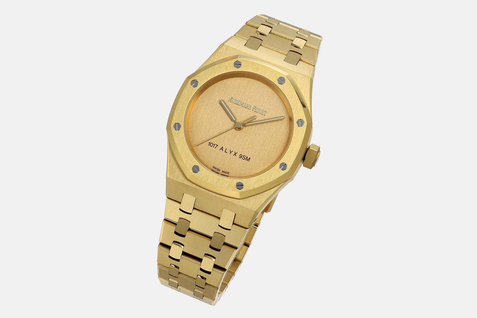 NO:946580,Produced by iP, white case and gold case, iP Factory AP Audemars Piguet Royal Oak 15550ST I top version. The most stable 37mm unisex watch of the year 15550 top version is released!  It exclusively overcomes the flaws of all versions on the market and is full of details. It shows no fear during daily commuting and close-up comparisons. It is the ultimate graduation model that can be used by both men and women with small wrists!  1 [Shell case structure | 1:1 original mold opening] The whole process is modeled by the original 15550ST three-dimensional scan, and the original exclusive three-piece case structure is reproduced. The size, curvature, thickness, and corner finish of the case are accurately calibrated. All assembly processes and hole angles are completely aligned with the original ones. The accessories of the whole machine are interchangeable with the original ones. The classic octagonal outline of the case is neat and three-dimensional, restoring the tough texture of the original Royal Oak without any cheap tolerance flaws.  2 [Details of the steel band | Extremely polished and flawless] The soul of the watch is an exclusive original data molded steel band. The chain links have been processed by a double process of fine brushing and polishing for hundreds of times. The texture is fine and even, and the touch is smooth. It does not cut hands or scratch the wrist at all. The thickness, joint tightness, and spacing ratio of the chain are 1:1. The damping of each section perfectly restores the original, and the wearing fit is full. It does not hurt your hands or become loose when worn for a long time.  3 [Mobile headpiece | Original buffer structure] The watch head connection head adopts the same movable buffer design as the original product. The bending angle and rebound tightness are consistent with the original, and it perfectly fits the wrist curve. It is different from the rigid fixed headpiece on the market. It is flexible and unconstrained when raising hands. It does not hang in the air or shake the watch when worn on thin wrists. The comfort level is directly comparable to the genuine product. 4 [Buckle technology | Full coverage of texture details]  The exclusive folding AP clasp has crisp opening and closing damping, moderate tightness, and is easy to wear and remove. The clasp's three-dimensional engraving pattern, font depth, and polished brushed texture are completely replicas of the original ones. The details are exquisite and burr-free, eliminating the common problems in the market that are blurry and weak, and the engraving is shallow. 5 [Dial text | No color difference and zero flaws]  It perfectly restores the original classic large square embossed dial of 15550, with precise alignment of the checkered raised height, texture, and matte luster. The three-dimensional luminous time scales and classic Royal Oak hands are polished clean and burr-free, and the luminous light is even and full. The genuine calendar of the same model has a window at 3 o'clock, and the font layout and size spacing are consistent with the original. There is no color difference under natural light or light, and no fake flaws.  Restore the original 60-hour long-lasting power reserve, stable and accurate travel time, very low repair rate, easy to wear daily and durable. 37mm gold neutral watch diameter, no matter the wrist or style, boys wear it neatly and tough, girls wear it high-end and cool!  IPF's ultimate ingenuity restores the authentic charm, with three top features of details, movement and texture. The 15550 ultimate graduation version is luxurious and exquisite. Recommended for men and women's mechanical watches. The best luxury recommendation for gifts. Please look for the exclusive quality of iP factory, audemars, gold19860909iP 出品 白壳 金壳  iP Factory AP 爱彼 皇家橡树15550ST I 顶配版本 年度最稳37mm中性神表15550顶配出炉！独家攻克市面所有版本破绽,细节拉满,通勤日常、近距离对版完全不露怯,小手腕男女通杀的终极毕业款！ 1【壳套结构｜1:1原版开模】 全程采用正品15550ST原版三维扫描建模,复刻原装专属三件套式壳体结构,精准校准表壳尺寸、弧度、厚度、边角光洁度,所有装配工艺、孔位角度完全对标原装.整机配件可与正品互通互换,表壳八角形经典轮廓利落立体,还原皇家橡树原版硬朗质感,无任何廉价公差破绽. 2【钢带细节｜极致打磨零瑕疵】 腕表灵魂专属原装数据开模钢带,链节经过百次精细拉丝+抛光双重工艺处理,纹理细腻均匀、触感圆润,完全不割手、不刮腕.链节厚度、关节松紧、间距比例1:1对标正品,每一节活动阻尼感完美还原原装,佩戴贴合度拉满,久戴不硌手、不松动. 3【活动头粒｜原装缓冲结构】 表头连接头粒沿用正品同款活动缓冲设计,弯折角度、回弹松紧与原装一致,完美贴合手腕曲线.区别市面生硬固定头粒,抬手抬手灵活无束缚,细手腕佩戴不悬空、不晃表,舒适度直接对标专柜正品. 4【表扣工艺｜质感细节全覆盖】 折叠式AP专属表扣,开合阻尼清脆、松紧适中,佩戴拆卸便捷.表扣立体雕刻纹路、字体深浅、抛光拉丝质感完全复刻原装,细节精致无毛刺,杜绝市面模糊发虚、雕刻偏浅的通病. 5【表盘字面｜无色差零破绽】 完美还原15550原装经典大方格浮雕表盘,格纹凸起高度、纹理肌理、哑光光泽精准对版.立体夜光时标、经典皇家橡树指针打磨干净无毛刺,夜光均匀饱满.3点位正品同款日历开窗,字体排版、大小间距与原装一致,自然光、灯光下无色差、无一眼假破绽. 还原原装60小时长效动储,走时稳定精准返修率极低,日常佩戴省心耐用. 37mm黄金中性表径,不挑手腕、不挑风格,男生戴利落硬朗、女生戴高级飒爽！ IPF极致匠心还原正版神韵,细节、机芯、质感三重顶配,15550终极毕业版本奢华精致推荐男士 女士机械腕表 送礼最佳奢华推荐请认准iP厂独家品质,,audemars,gold,Watch