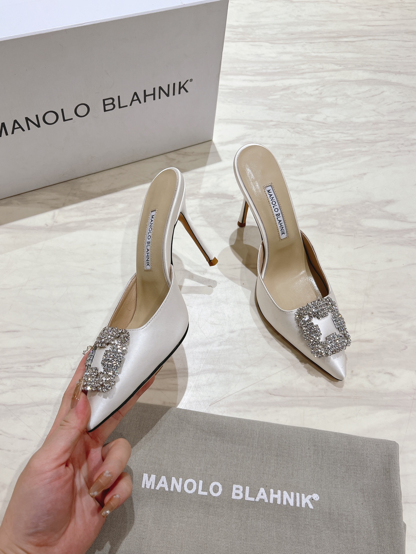 出厂：💰155
 Manolo Blahnik mb经典款钻扣凉拖鞋，高密度进口真丝，内里，垫脚羊皮，施华洛世奇水钻，真皮大底，多色可选，
跟高9.5cm，尺码：35-39（40.41.42定制）
