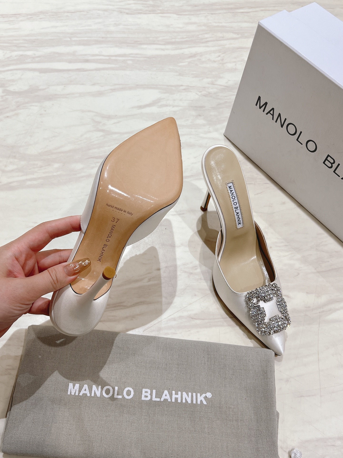 出厂：💰155
 Manolo Blahnik mb经典款钻扣凉拖鞋，高密度进口真丝，内里，垫脚羊皮，施华洛世奇水钻，真皮大底，多色可选，
跟高9.5cm，尺码：35-39（40.41.42定制）