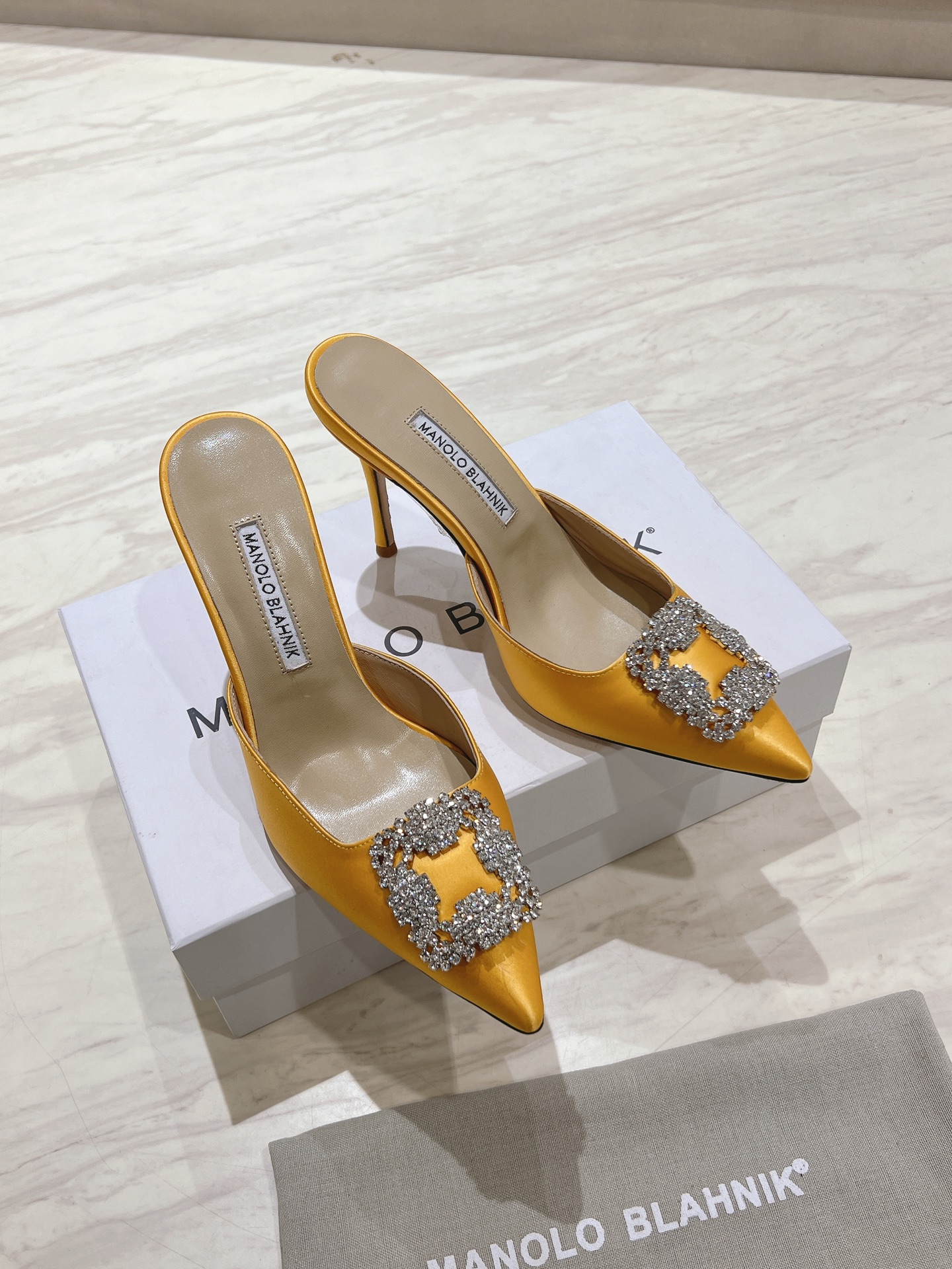 出厂：💰155
 Manolo Blahnik mb经典款钻扣凉拖鞋，高密度进口真丝，内里，垫脚羊皮，施华洛世奇水钻，真皮大底，多色可选，
跟高9.5cm，尺码：35-39（40.41.42定制）