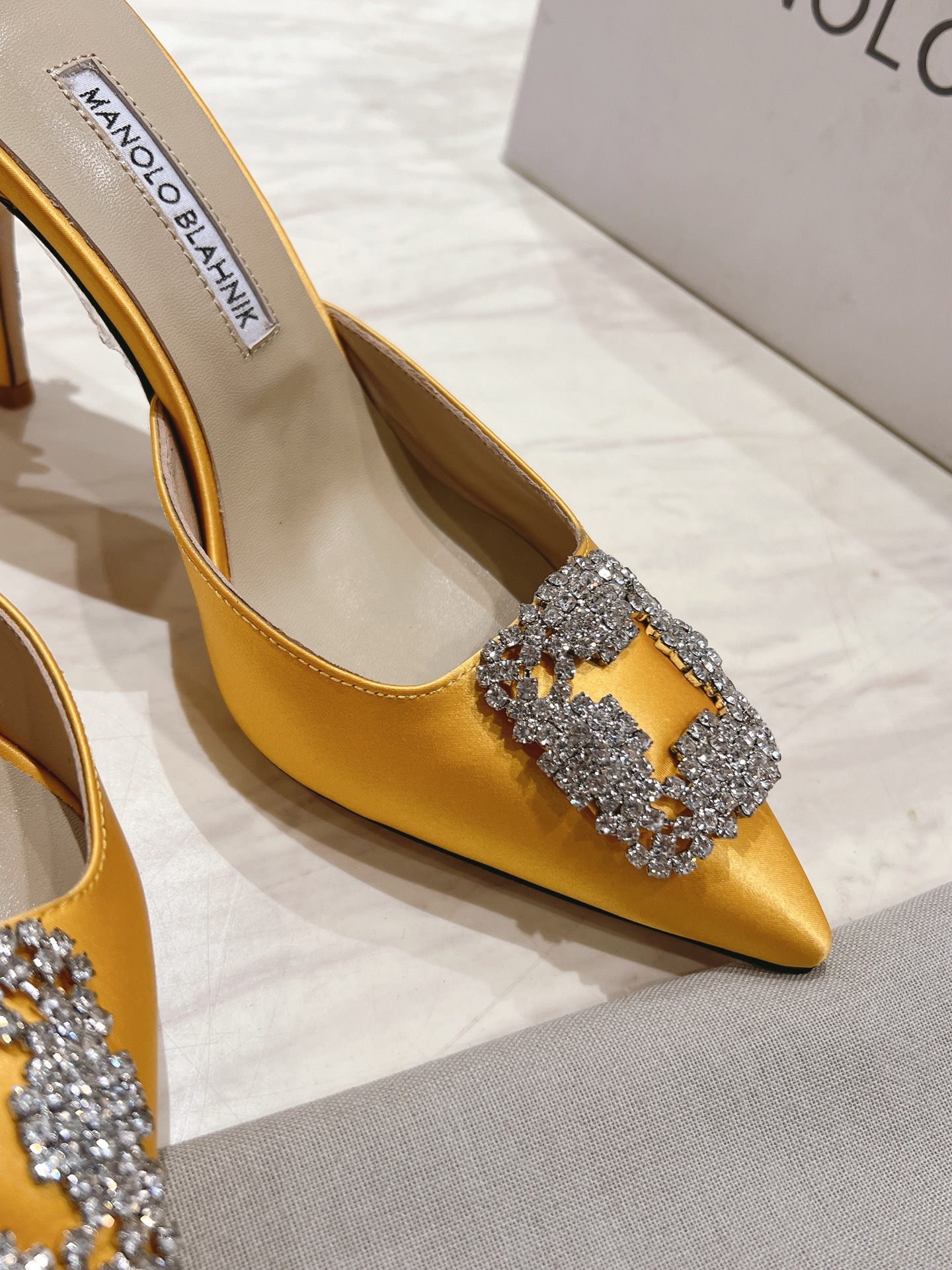出厂：💰155
 Manolo Blahnik mb经典款钻扣凉拖鞋，高密度进口真丝，内里，垫脚羊皮，施华洛世奇水钻，真皮大底，多色可选，
跟高9.5cm，尺码：35-39（40.41.42定制）
