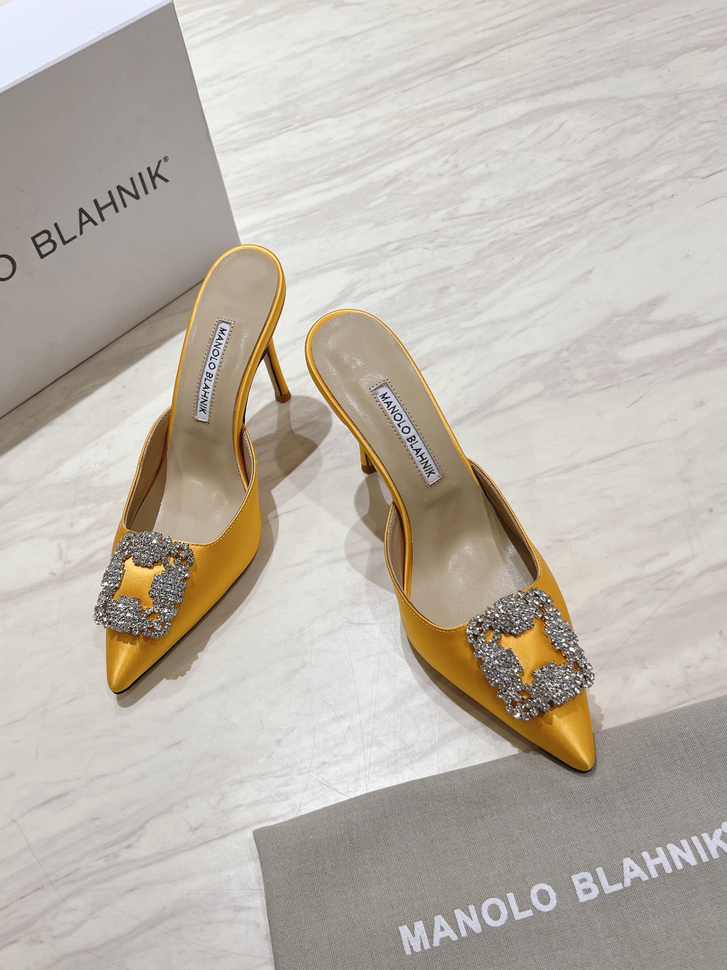 出厂：💰155
 Manolo Blahnik mb经典款钻扣凉拖鞋，高密度进口真丝，内里，垫脚羊皮，施华洛世奇水钻，真皮大底，多色可选，
跟高9.5cm，尺码：35-39（40.41.42定制）