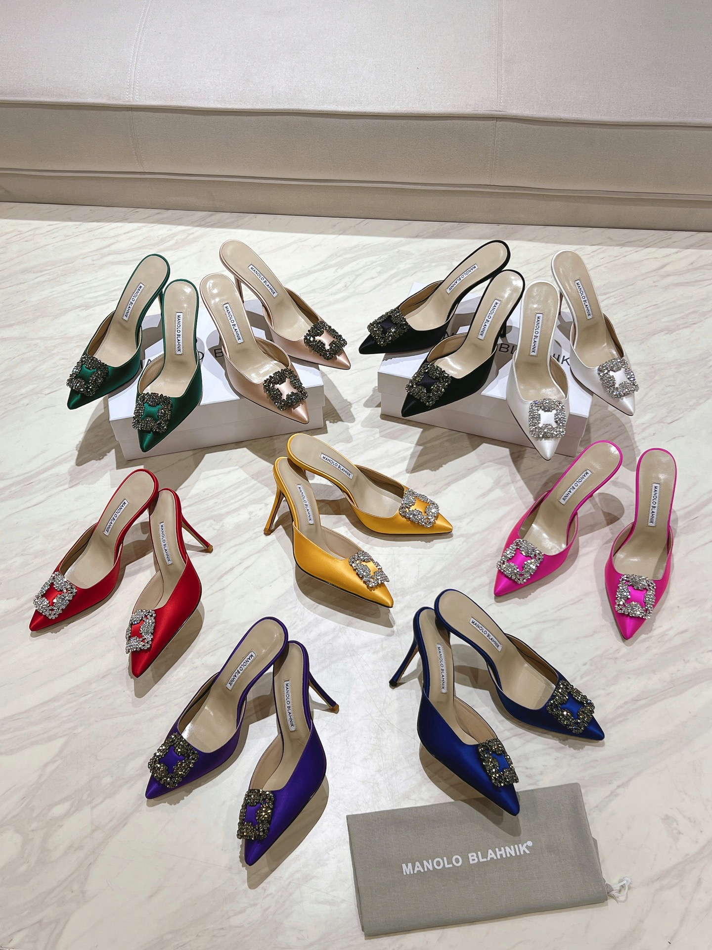 出厂：💰155
 Manolo Blahnik mb经典款钻扣凉拖鞋，高密度进口真丝，内里，垫脚羊皮，施华洛世奇水钻，真皮大底，多色可选，
跟高9.5cm，尺码：35-39（40.41.42定制）