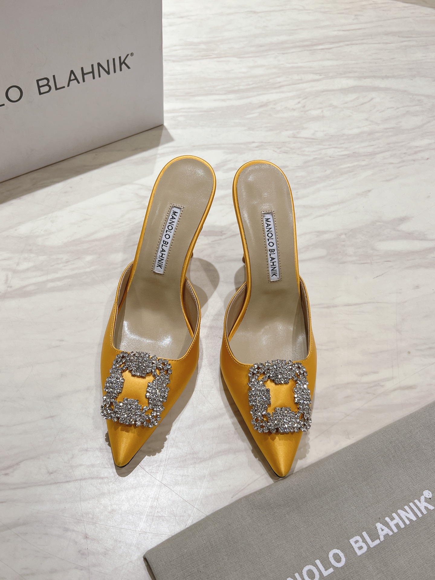出厂：💰155
 Manolo Blahnik mb经典款钻扣凉拖鞋，高密度进口真丝，内里，垫脚羊皮，施华洛世奇水钻，真皮大底，多色可选，
跟高9.5cm，尺码：35-39（40.41.42定制）