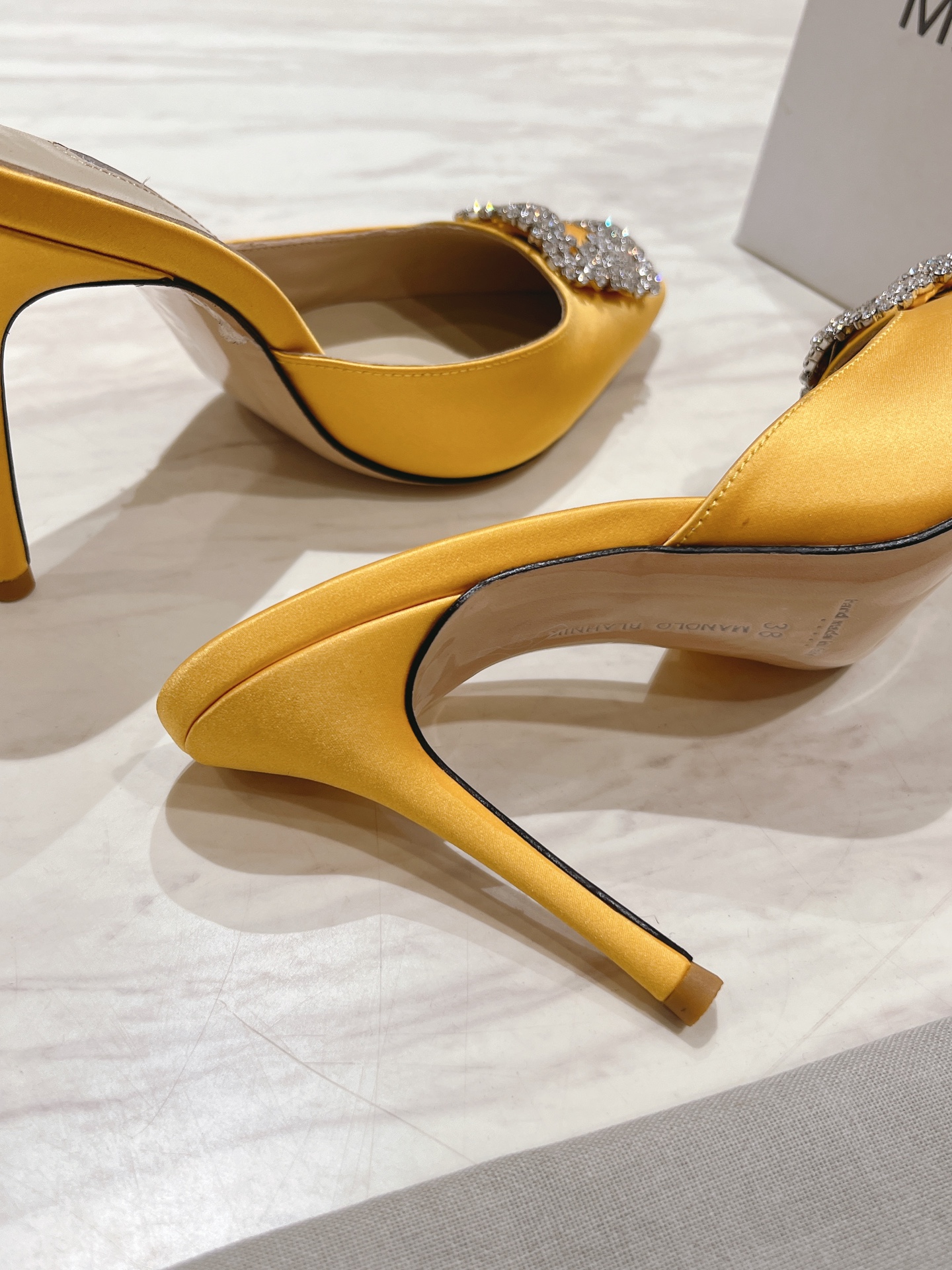 出厂：💰155
 Manolo Blahnik mb经典款钻扣凉拖鞋，高密度进口真丝，内里，垫脚羊皮，施华洛世奇水钻，真皮大底，多色可选，
跟高9.5cm，尺码：35-39（40.41.42定制）