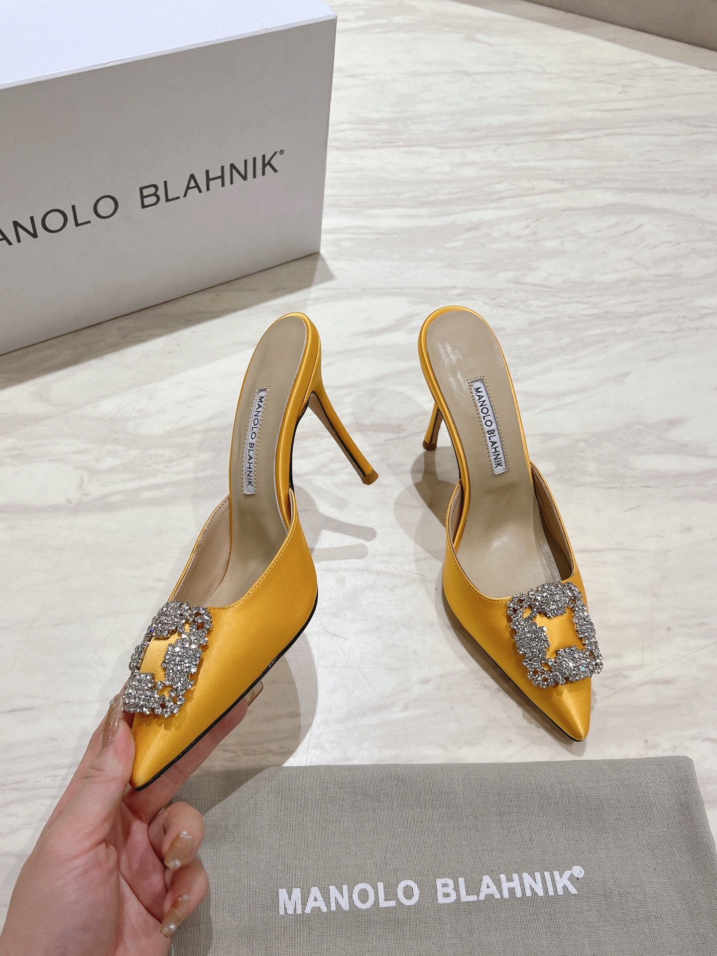出厂：💰155
 Manolo Blahnik mb经典款钻扣凉拖鞋，高密度进口真丝，内里，垫脚羊皮，施华洛世奇水钻，真皮大底，多色可选，
跟高9.5cm，尺码：35-39（40.41.42定制）