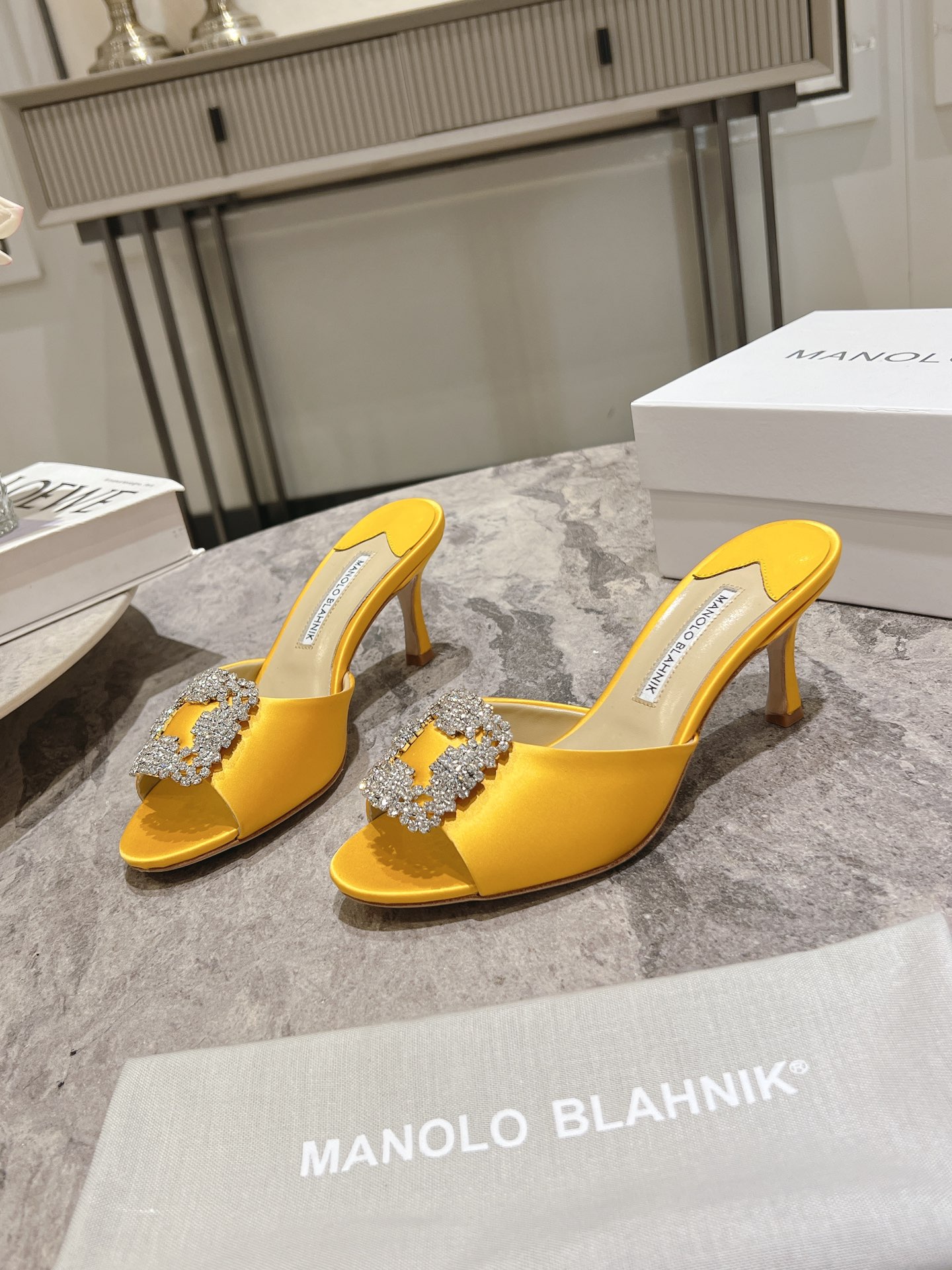 Manolo Blahnik Schuhe Badelatschen Echtleder Schaffell Seide