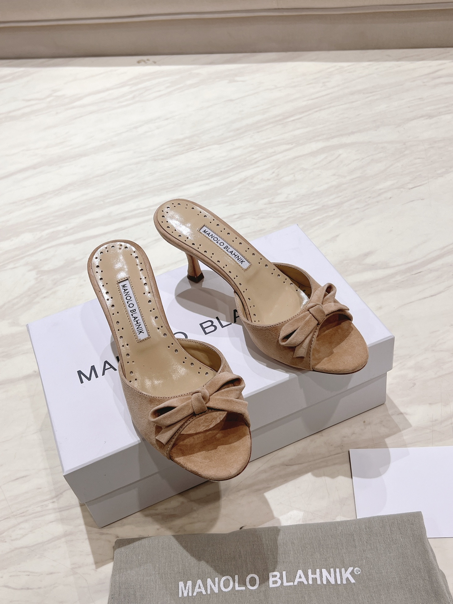 Manolo Blahnik New Women's Leather Heeled Sandals with Bow Detail 2 i1713170662 8775 0