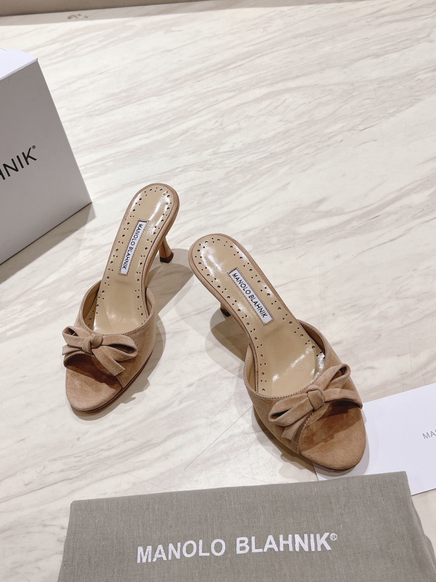 Manolo Blahnik New Women's Leather Heeled Sandals with Bow Detail 11 i1713170662 9266 0
