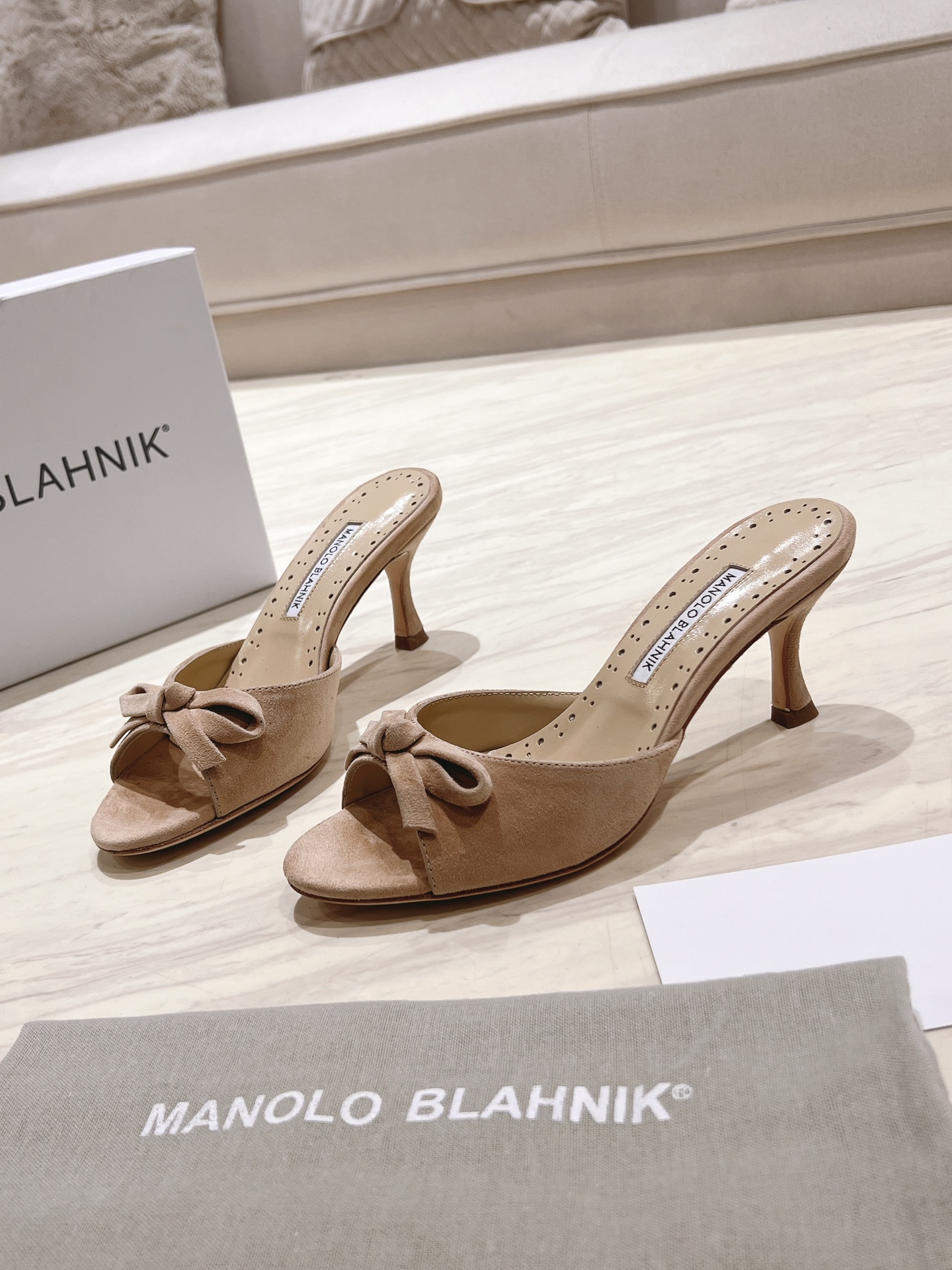 Manolo Blahnik New Women's Leather Heeled Sandals with Bow Detail 3 i1713170662 9385 0