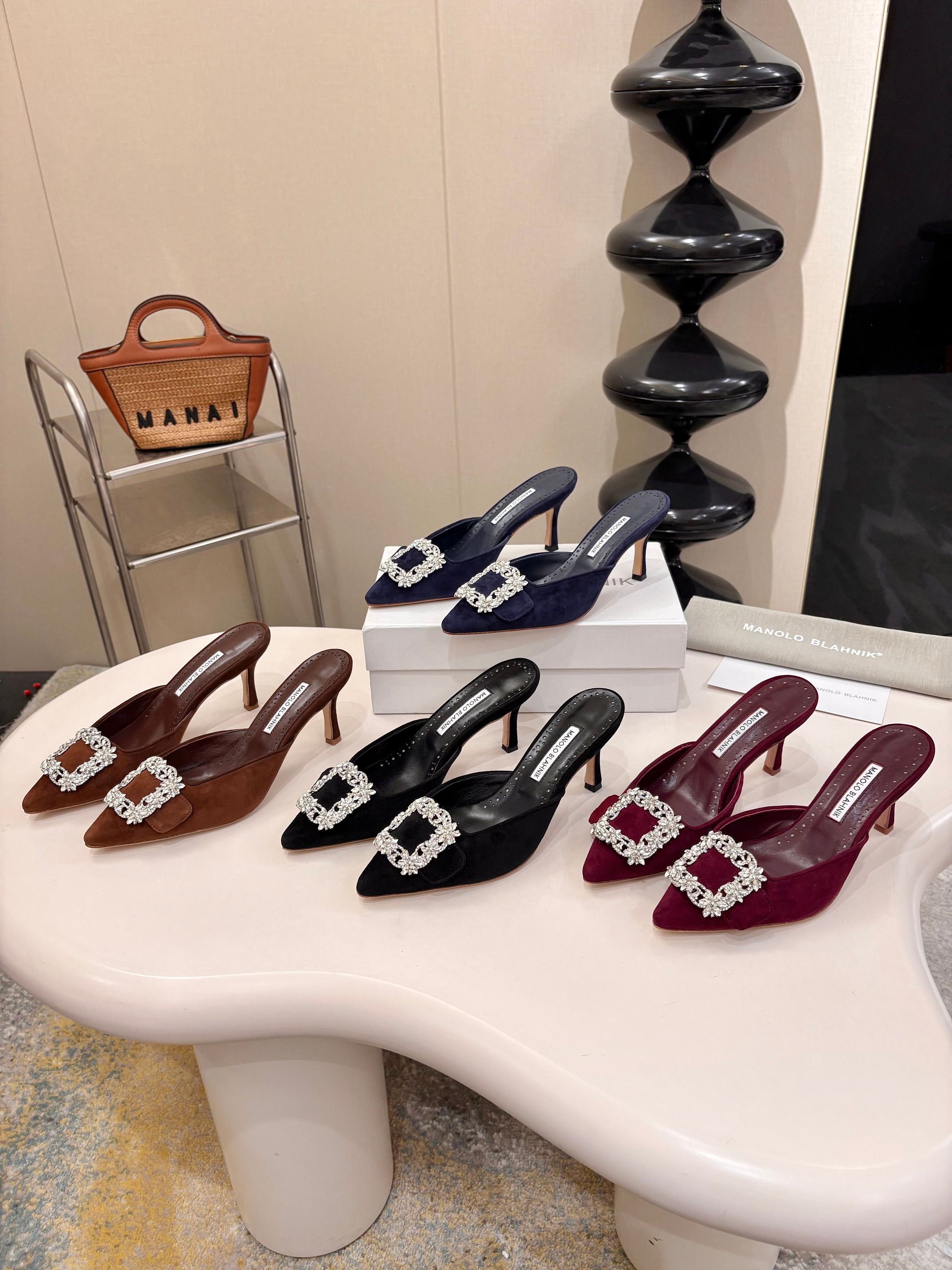 NO:786991,Manolo Blahnik classic model, high-quality sheepskin fabric, lining, padded sheepskin, Swarovski rhinestones, genuine leather outsole, available in four colors: black, burgundy, coffee, and dark blue. Size 35-42, high heels, manolo blahnik, swarovski, high heels, sheepskin, sheep, Leather soles19860909Manolo Blahnik 经典款,优质羊猄面料,内里,垫脚羊皮,施华洛世奇水钻,真皮大底,黑色,酒红,咖啡,深蓝四色可选.码数35-42,,高跟鞋,manolo blahnik,swarovski,high heels,sheepskin,sheep,Leather soles,Women's Shoes