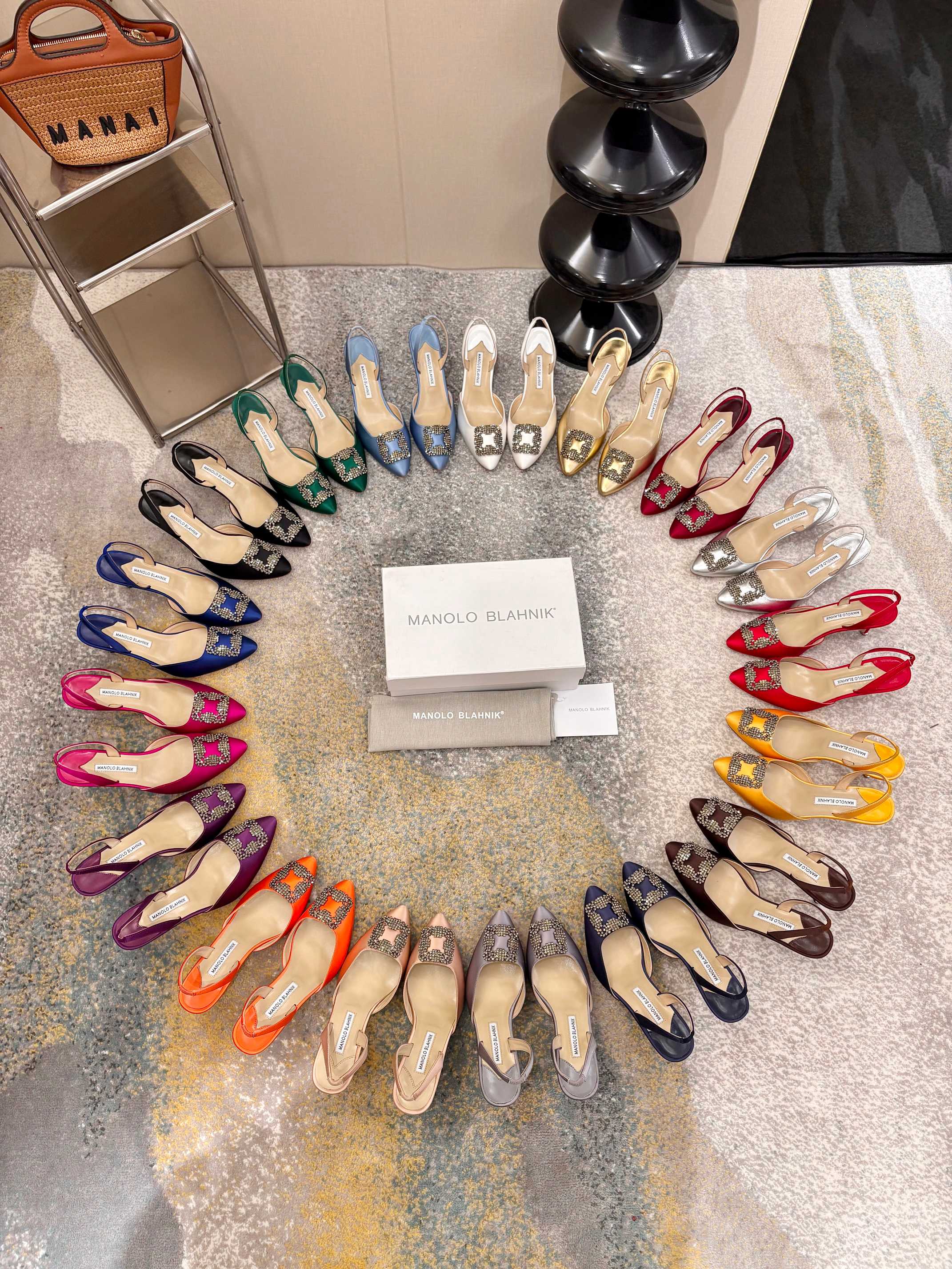 NO:786996,Manolo Blahnik classic, imported silk fabric, lining, padded sheepskin, Swarovski rhinestones, genuine leather outsole, black, burgundy, coffee, blue, gold, silver, white, yellow, orange, light blue, green, nine red, gray, apricot, scarlet, purple, dark blue seventeen colors available. Size 35-43, high heels, manolo blahnik, swarovski, high heels, sheepskin, real silk, Leather soles19860909Manolo Blahnik 经典款,进口真丝面料,内里,垫脚羊皮,施华洛世奇水钻,真皮大底,黑色,酒红,咖啡,蓝色,金色,银色,白色,黄色,橙色,浅蓝,绿色,玖红,灰色,杏色,大红,紫色,深蓝十七色可选.码数35-43,,高跟鞋,manolo blahnik,swarovski,high heels,sheepskin,real silk,Leather soles,Women's Shoes