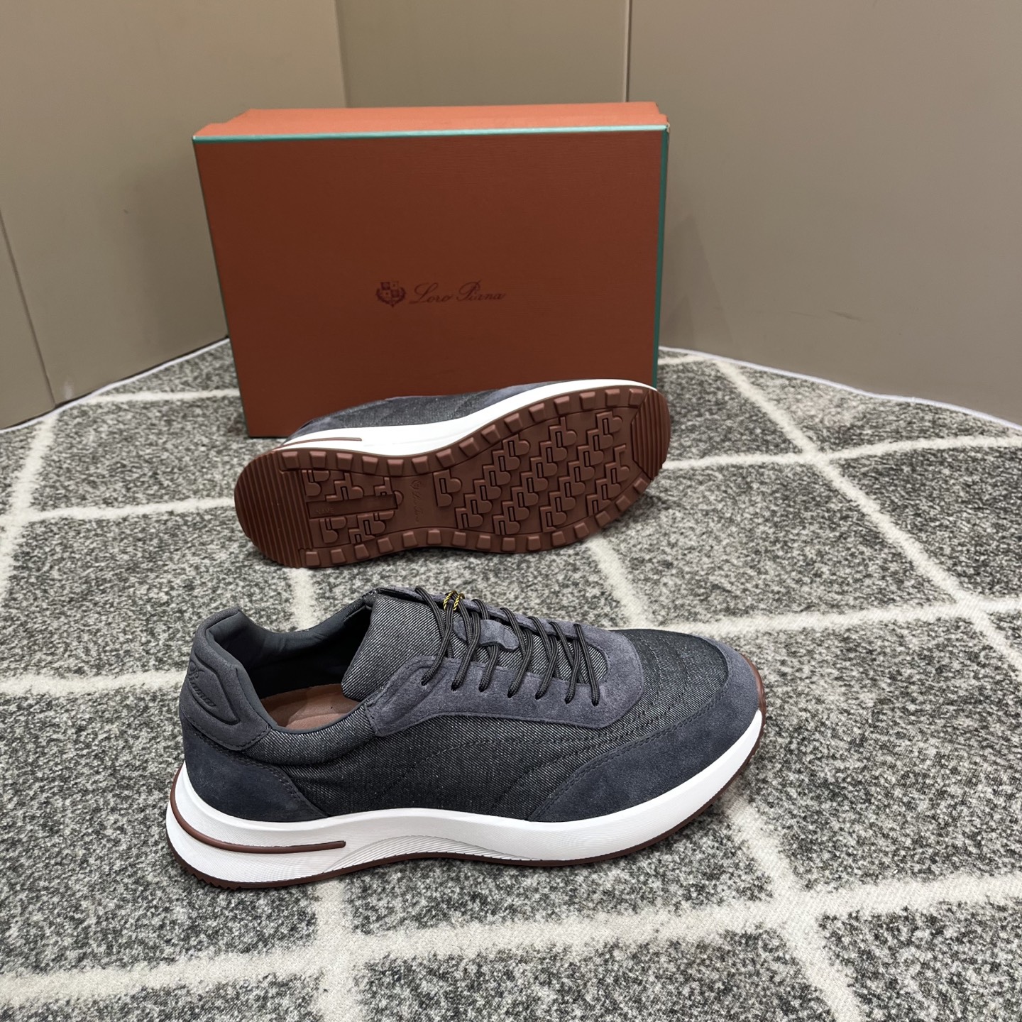 Alternative view of Sneakers 13433