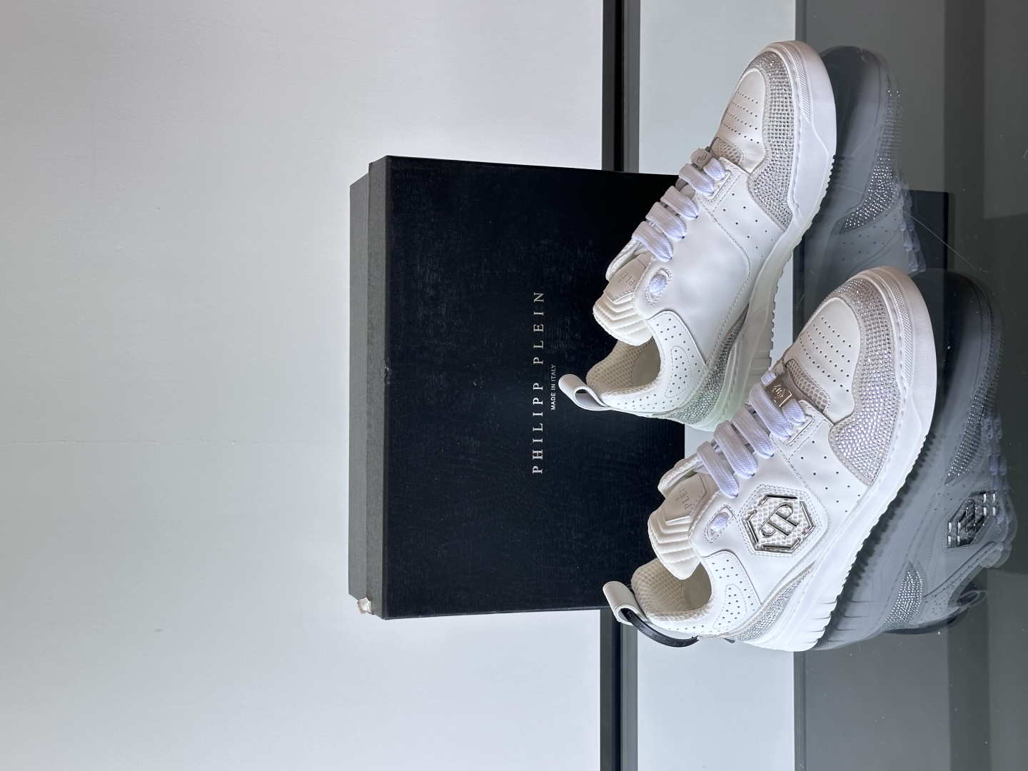 Alternative view of Sneakers 10809