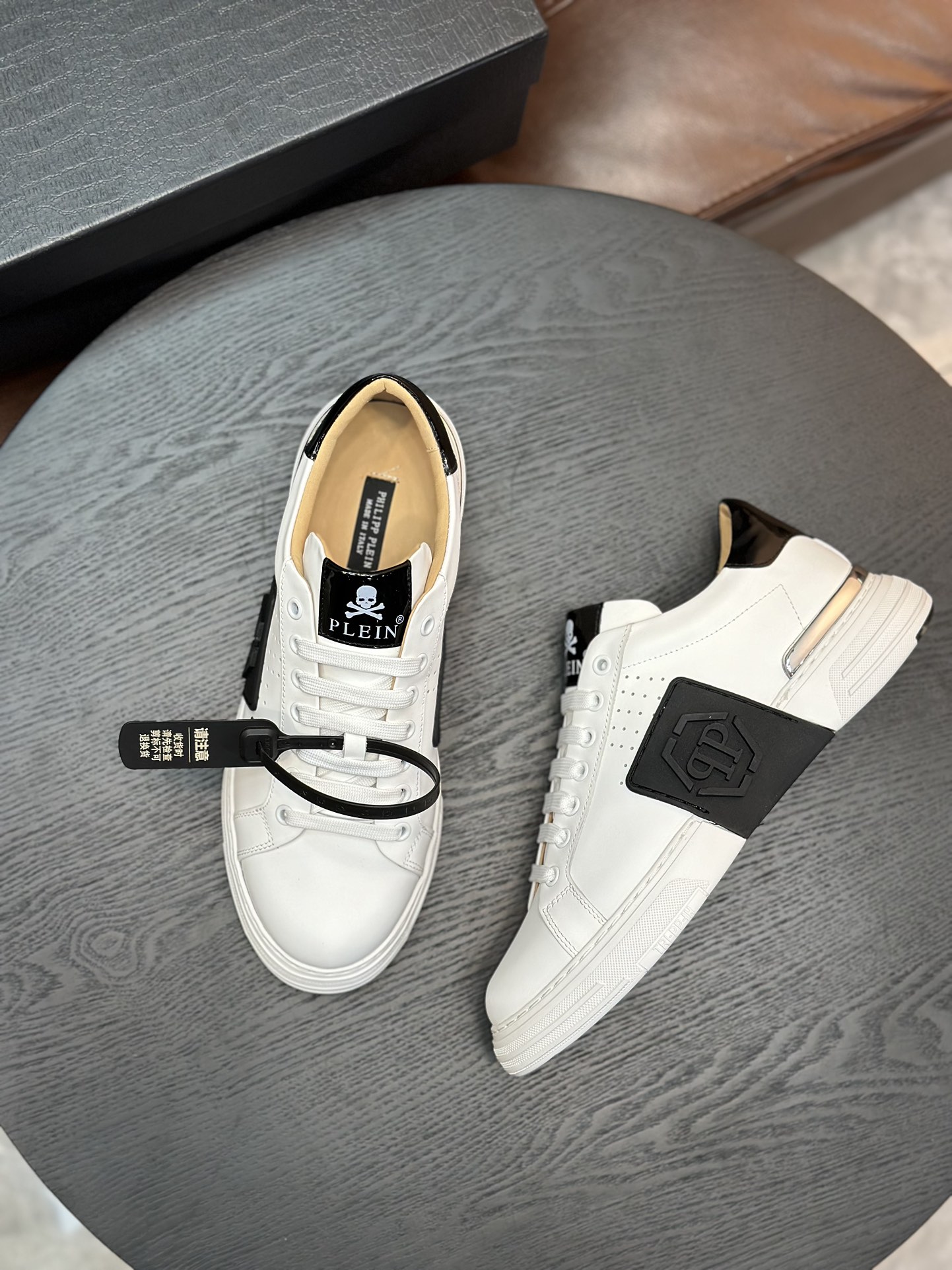 Alternative view of Sneakers 10807