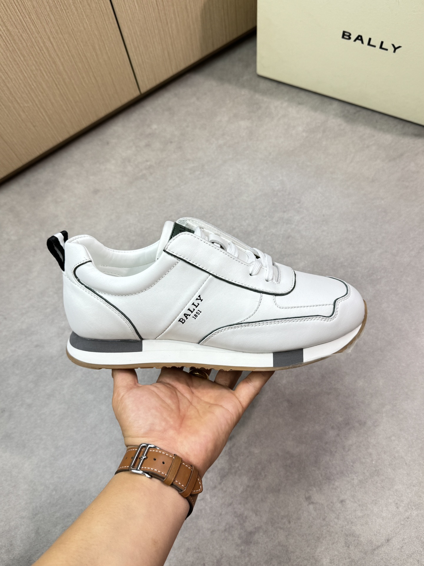 Alternative view of Sneakers 10827