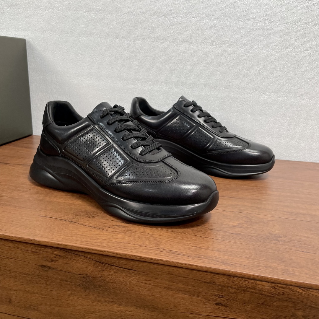Alternative view of Sneakers 10818