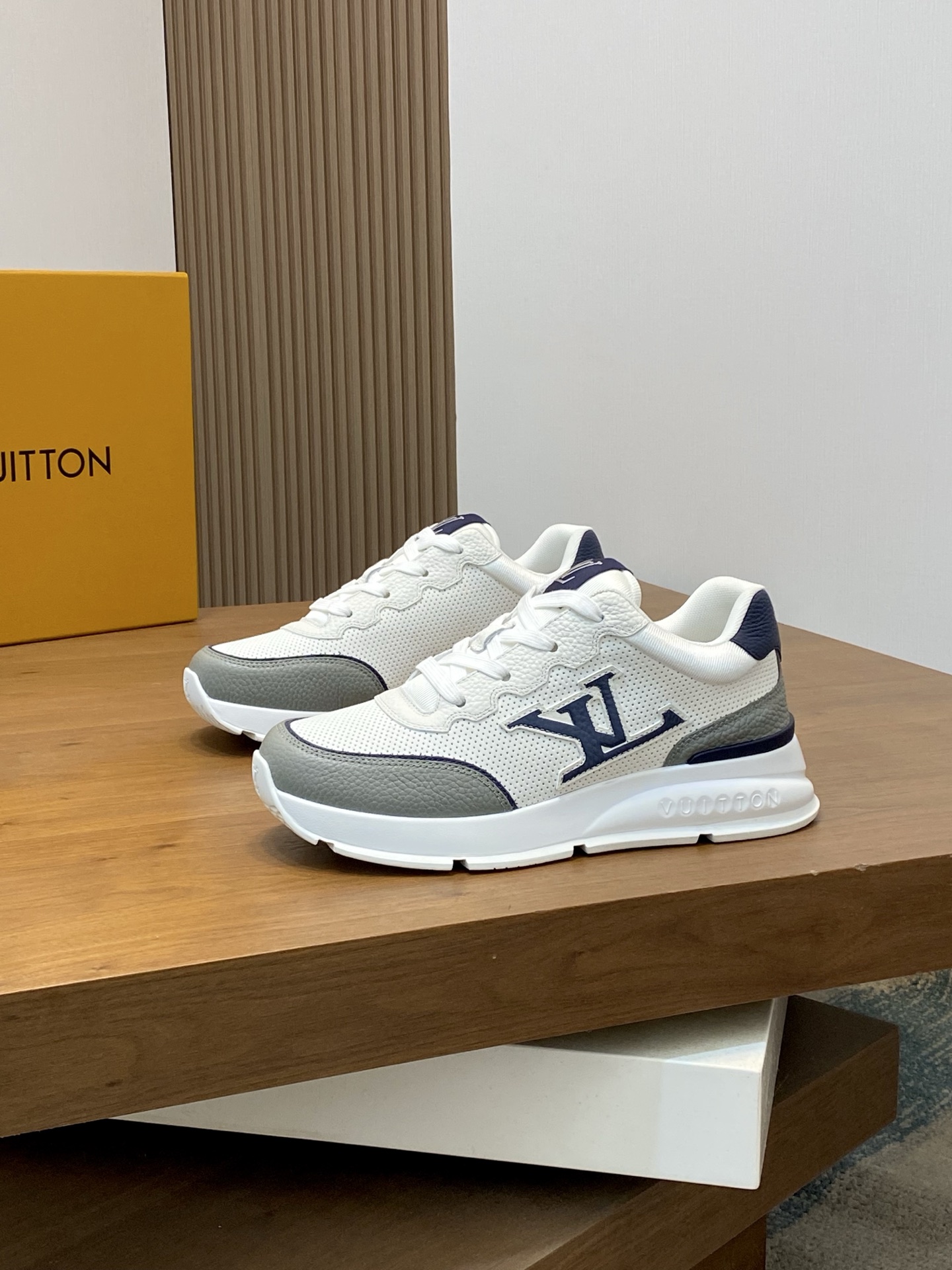 Louis Vuitton Sneakers 10817