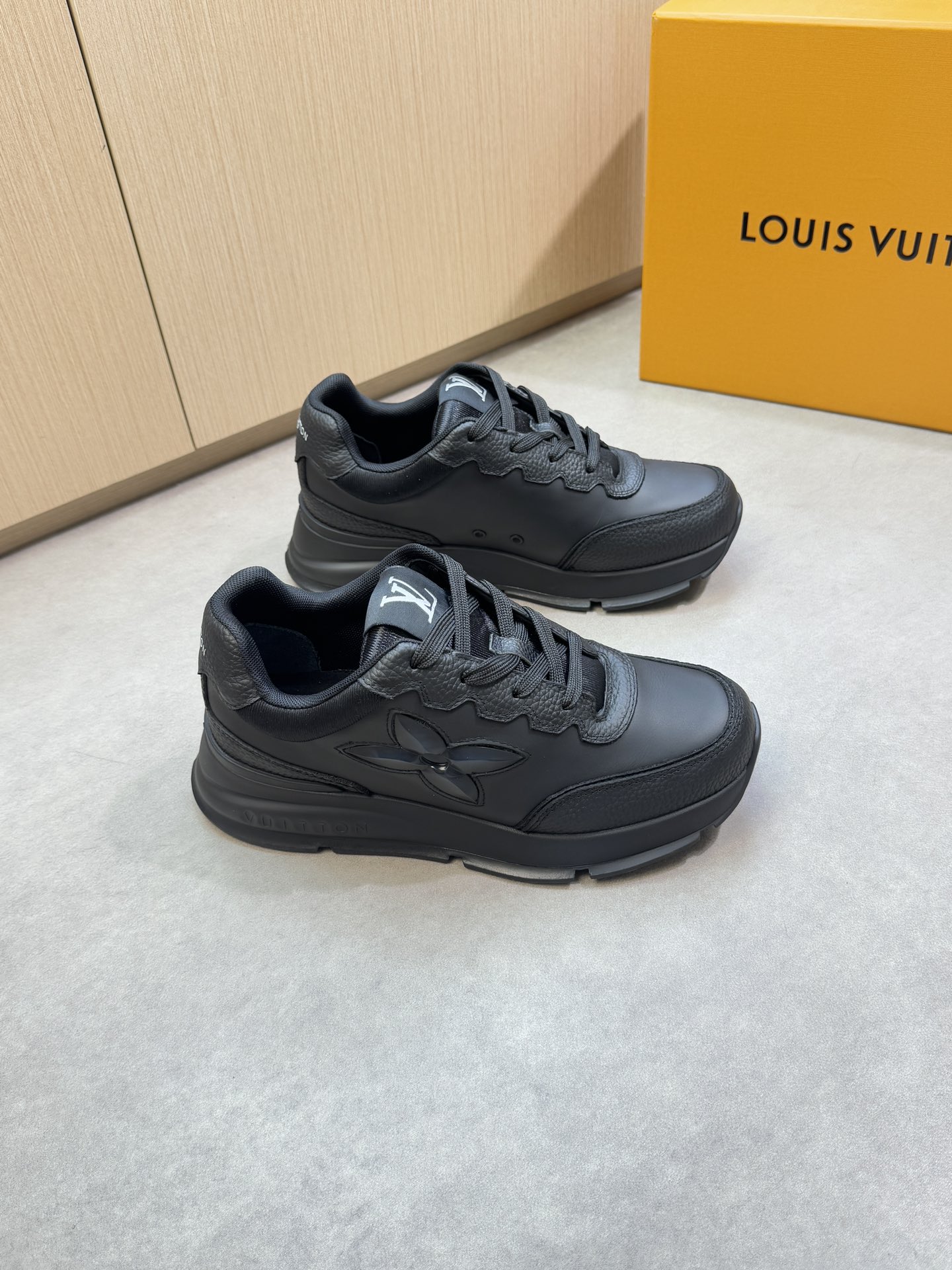 Louis Vuitton Sneakers 10813