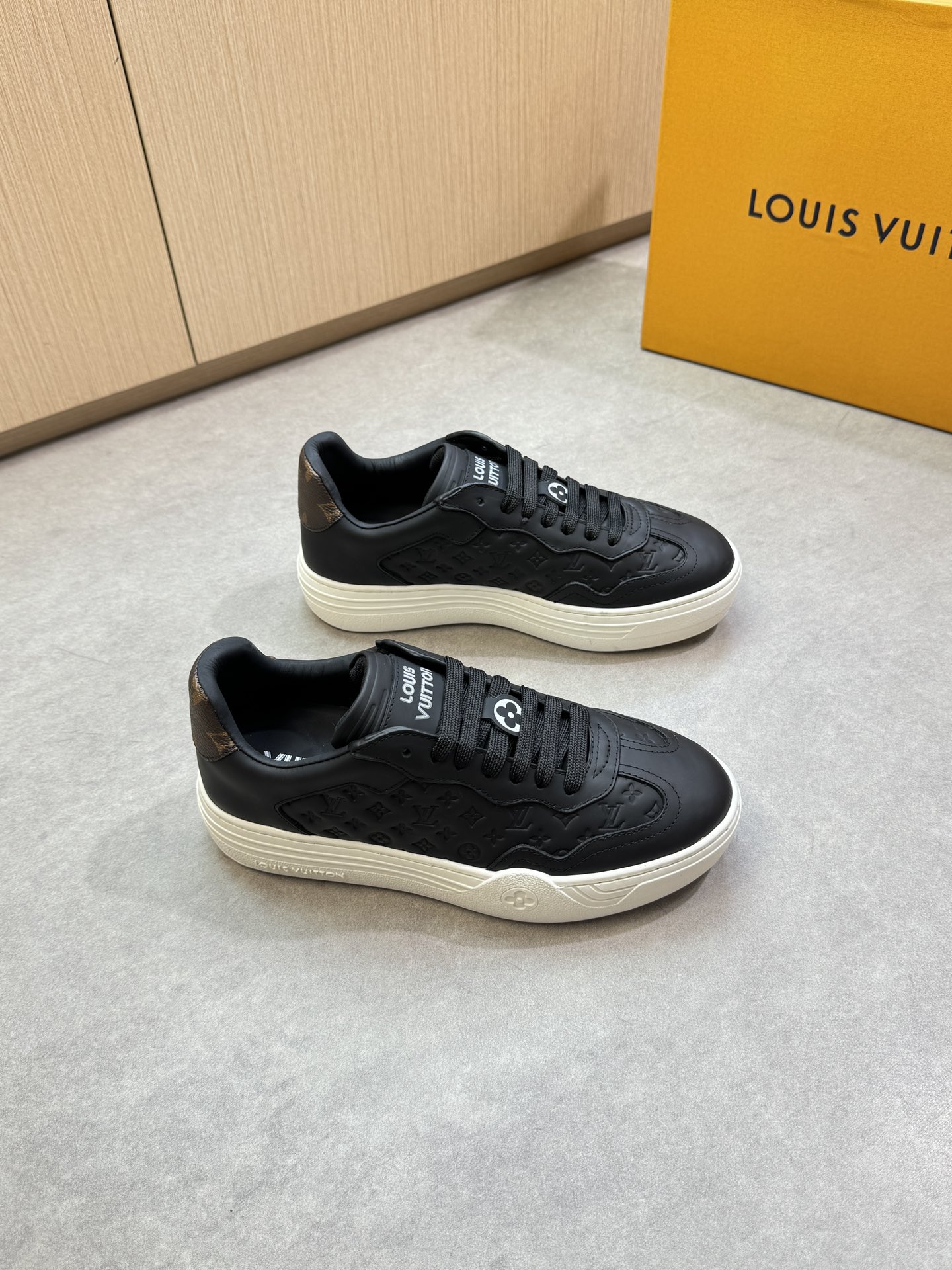 Alternative view of Louis Vuitton Sneakers 10812
