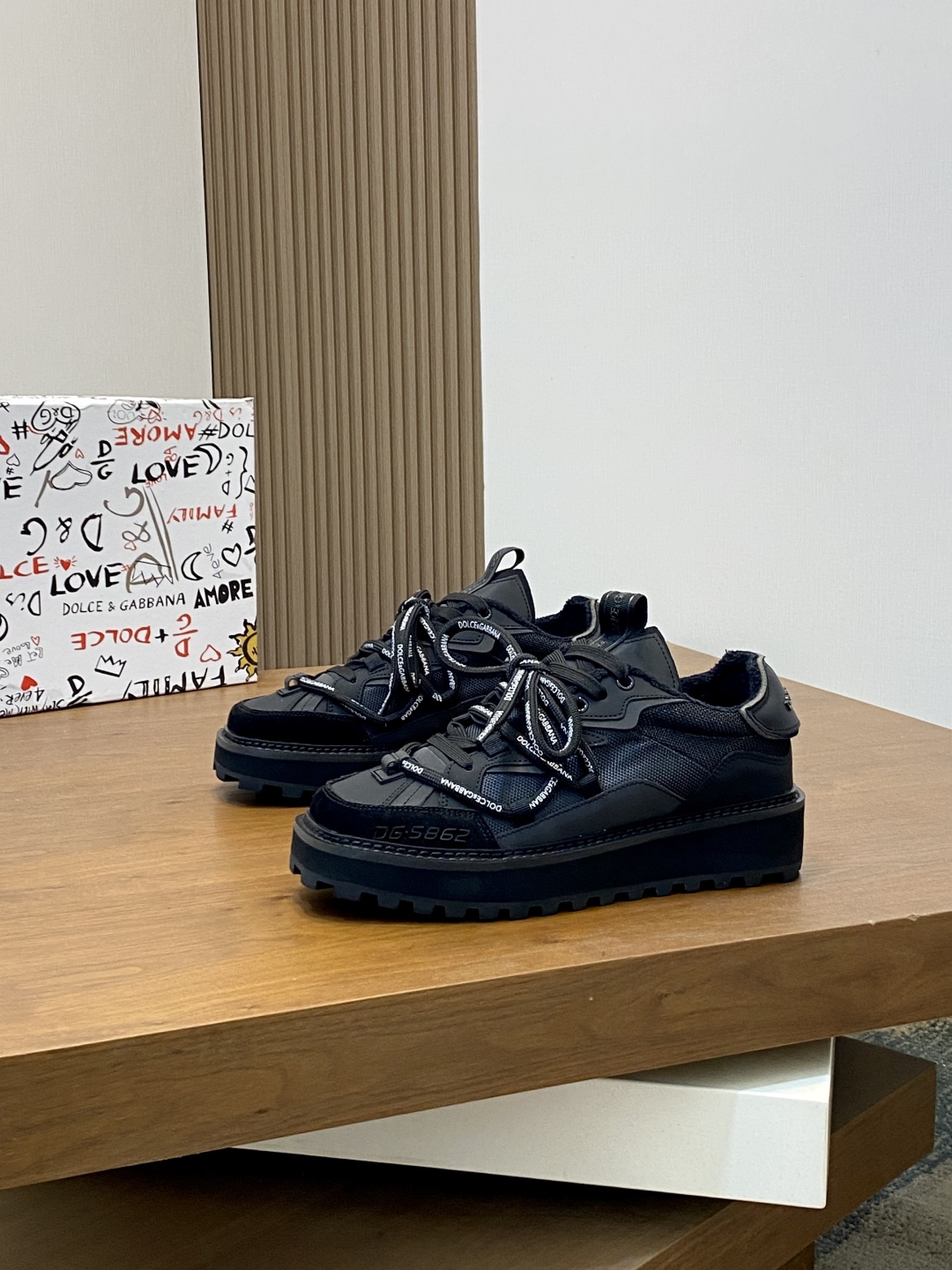 Alternative view of Sneakers 10929