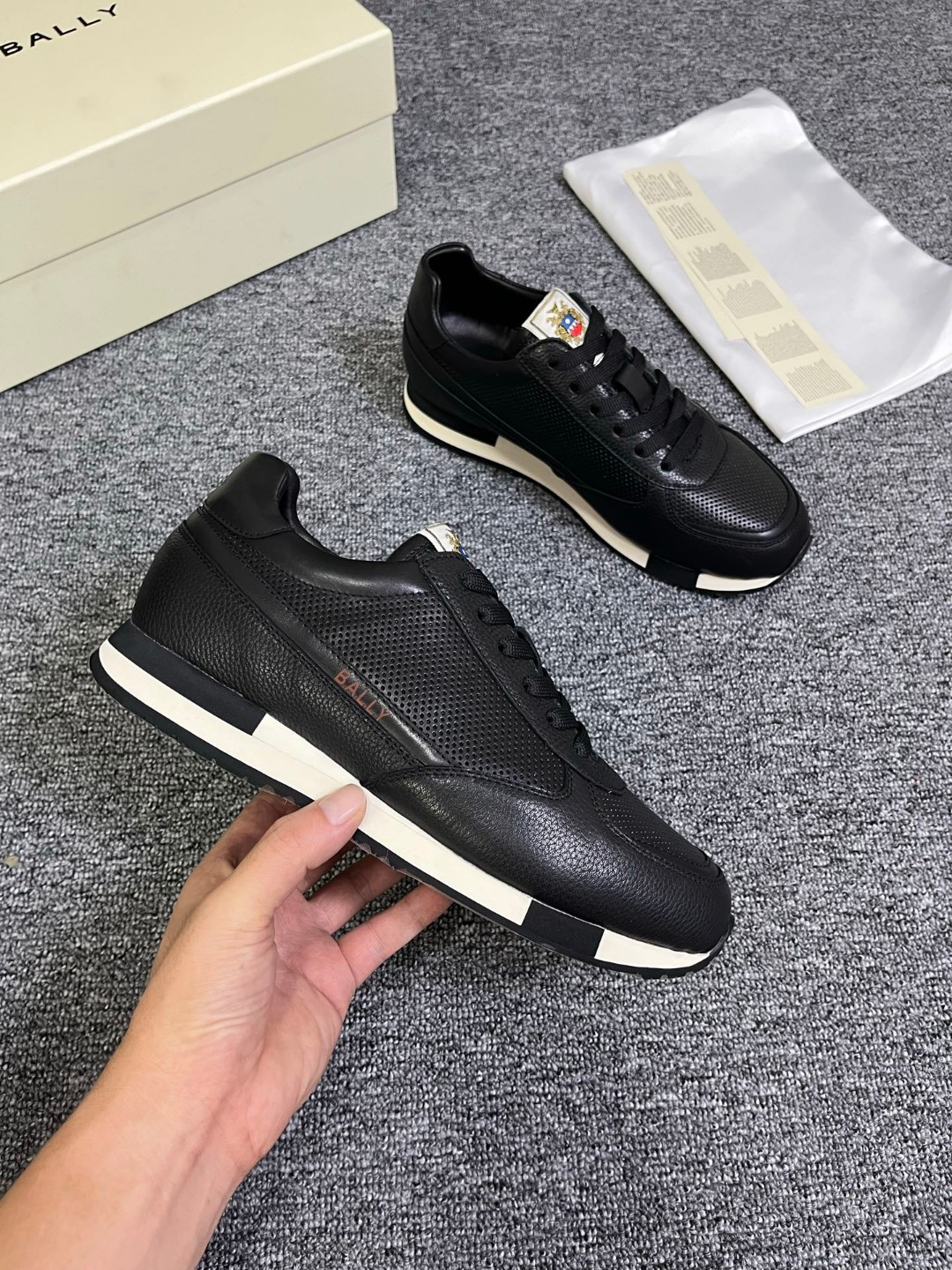 Alternative view of Sneakers 10924