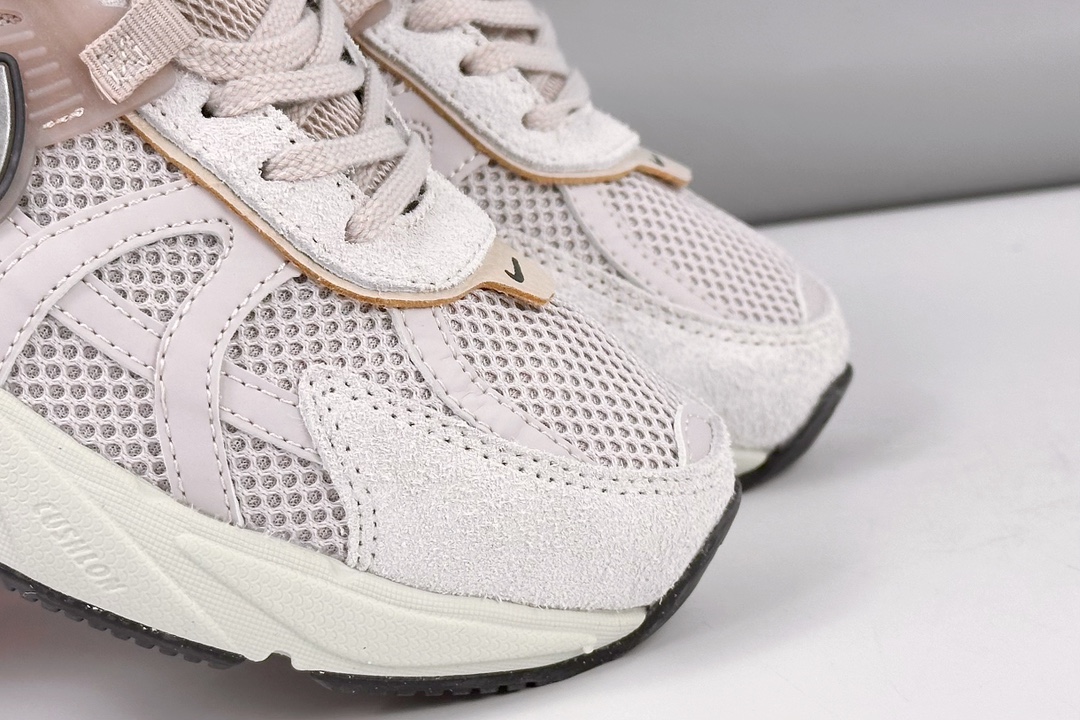 💰180 
公司级✅耐克NIKE V2K RUN跑步鞋复古风潮 网面透气运动鞋 灰色 紧致的鞋面材质提供良好的包裹性鞋侧 Swoosh以及鞋头部分搭配增添不少亮点的镀铬细节鞋垫上印有Bill Bowerman头像 将细节拉满中底饰有独特的做旧效果 最后搭载黑色外底凸显整双鞋的复古气质 
货号: FN 6703 001
尺码: 35 36 36.5 37.5 38 38.5 39 40 40.5 41 42 42.5 43 44 45