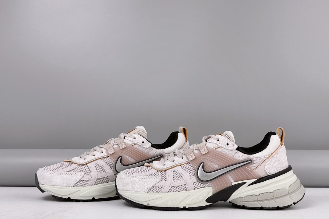 💰180 
公司级✅耐克NIKE V2K RUN跑步鞋复古风潮 网面透气运动鞋 灰色 紧致的鞋面材质提供良好的包裹性鞋侧 Swoosh以及鞋头部分搭配增添不少亮点的镀铬细节鞋垫上印有Bill Bowerman头像 将细节拉满中底饰有独特的做旧效果 最后搭载黑色外底凸显整双鞋的复古气质 
货号: FN 6703 001
尺码: 35 36 36.5 37.5 38 38.5 39 40 40.5 41 42 42.5 43 44 45