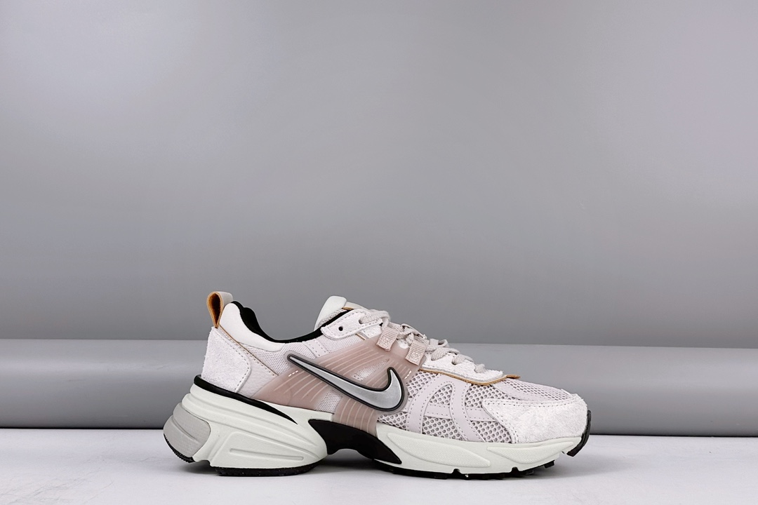 💰180 
公司级✅耐克NIKE V2K RUN跑步鞋复古风潮 网面透气运动鞋 灰色 紧致的鞋面材质提供良好的包裹性鞋侧 Swoosh以及鞋头部分搭配增添不少亮点的镀铬细节鞋垫上印有Bill Bowerman头像 将细节拉满中底饰有独特的做旧效果 最后搭载黑色外底凸显整双鞋的复古气质 
货号: FN 6703 001
尺码: 35 36 36.5 37.5 38 38.5 39 40 40.5 41 42 42.5 43 44 45