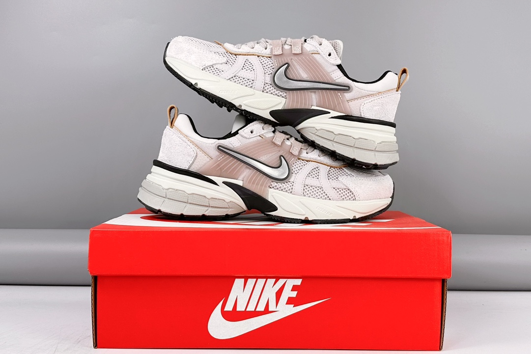 💰180 
公司级✅耐克NIKE V2K RUN跑步鞋复古风潮 网面透气运动鞋 灰色 紧致的鞋面材质提供良好的包裹性鞋侧 Swoosh以及鞋头部分搭配增添不少亮点的镀铬细节鞋垫上印有Bill Bowerman头像 将细节拉满中底饰有独特的做旧效果 最后搭载黑色外底凸显整双鞋的复古气质 
货号: FN 6703 001
尺码: 35 36 36.5 37.5 38 38.5 39 40 40.5 41 42 42.5 43 44 45
