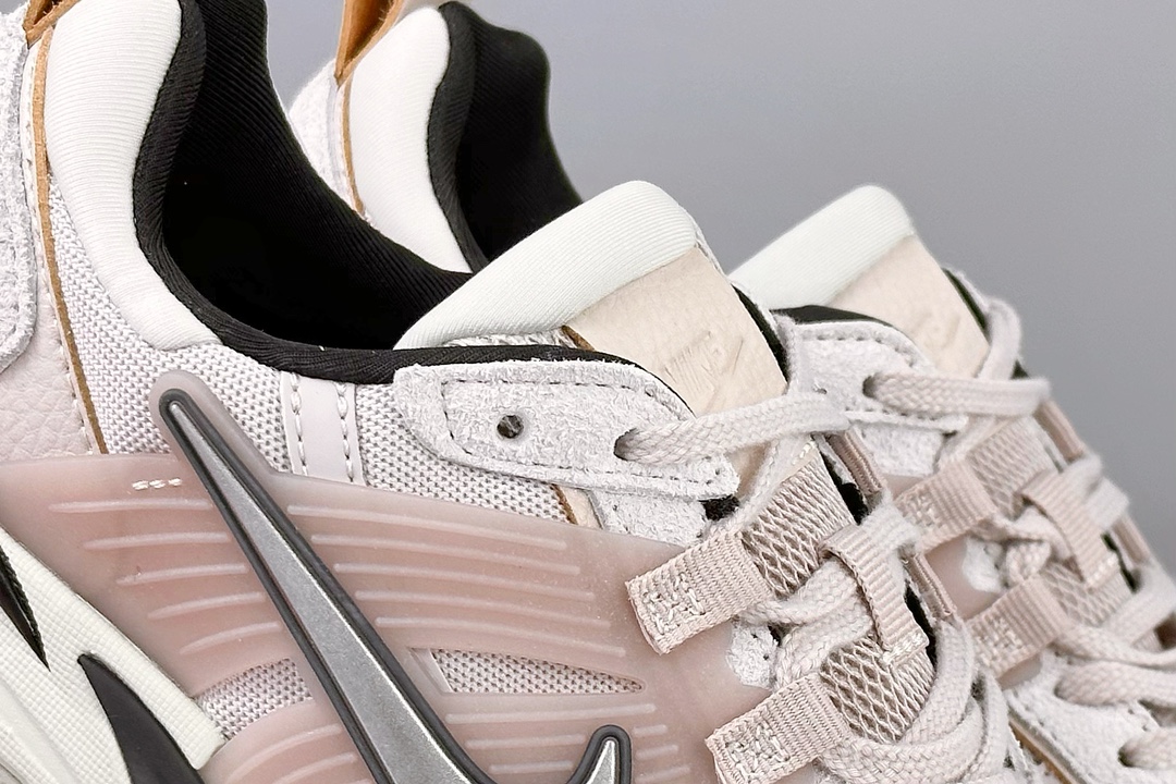 💰180 
公司级✅耐克NIKE V2K RUN跑步鞋复古风潮 网面透气运动鞋 灰色 紧致的鞋面材质提供良好的包裹性鞋侧 Swoosh以及鞋头部分搭配增添不少亮点的镀铬细节鞋垫上印有Bill Bowerman头像 将细节拉满中底饰有独特的做旧效果 最后搭载黑色外底凸显整双鞋的复古气质 
货号: FN 6703 001
尺码: 35 36 36.5 37.5 38 38.5 39 40 40.5 41 42 42.5 43 44 45