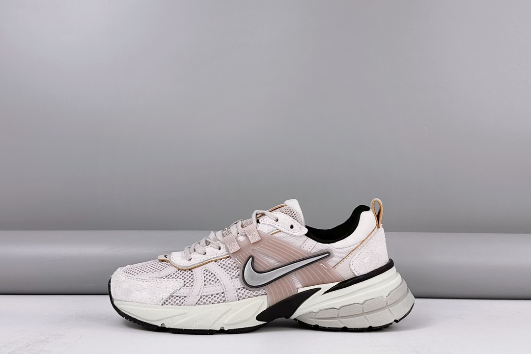 💰180 
公司级✅耐克NIKE V2K RUN跑步鞋复古风潮 网面透气运动鞋 灰色 紧致的鞋面材质提供良好的包裹性鞋侧 Swoosh以及鞋头部分搭配增添不少亮点的镀铬细节鞋垫上印有Bill Bowerman头像 将细节拉满中底饰有独特的做旧效果 最后搭载黑色外底凸显整双鞋的复古气质 
货号: FN 6703 001
尺码: 35 36 36.5 37.5 38 38.5 39 40 40.5 41 42 42.5 43 44 45