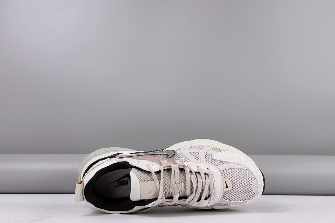 💰180 
公司级✅耐克NIKE V2K RUN跑步鞋复古风潮 网面透气运动鞋 灰色 紧致的鞋面材质提供良好的包裹性鞋侧 Swoosh以及鞋头部分搭配增添不少亮点的镀铬细节鞋垫上印有Bill Bowerman头像 将细节拉满中底饰有独特的做旧效果 最后搭载黑色外底凸显整双鞋的复古气质 
货号: FN 6703 001
尺码: 35 36 36.5 37.5 38 38.5 39 40 40.5 41 42 42.5 43 44 45