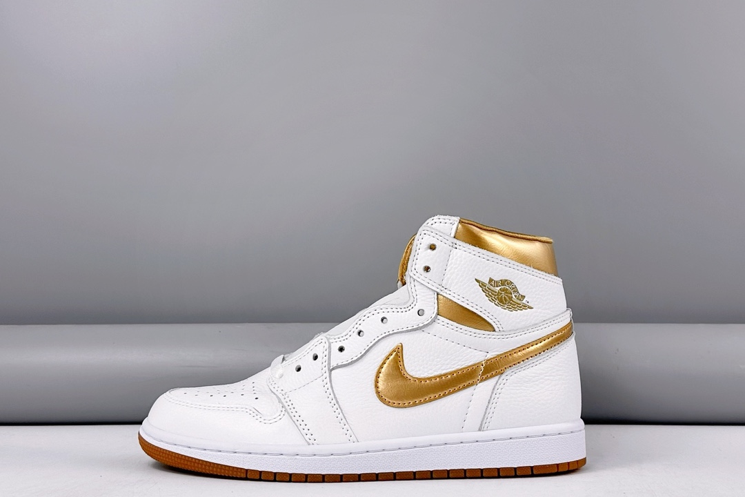 纯原版本 优势放店💰330 乔丹/Air Jordan 乔丹1代乔丹1代高帮Air Jordan 1 High OG WMNS “Metallic Gold” 货号:FD2596-107 乔1高帮白金 码数:36-47.5(36 36.5 37.5 38 38.5 39 40 40.5 41 42 42.5 43 44 44.5 45 46 47.5)
在九孔 OG 鞋型基础上采用白色、金色构造鞋面,颜值方面一点挑不出毛病。
这几年 Jordan 惯用的做旧套路均没有出现,中底也是更为清爽的纯白色。
随鞋附带一块金色的吊牌,厚度可观,分量可想而知。
配合独特鞋身光泽感,以及类似丝绸的缎面内衬,整双鞋有着极为华丽的感受。
生胶配色外底,增添了几分复古气质,也让整体在视觉上更为和谐。