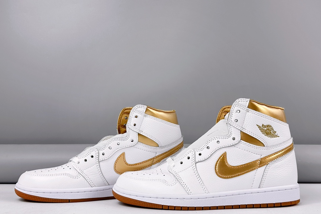 纯原版本 优势放店💰330 乔丹/Air Jordan 乔丹1代乔丹1代高帮Air Jordan 1 High OG WMNS “Metallic Gold” 货号:FD2596-107 乔1高帮白金 码数:36-47.5(36 36.5 37.5 38 38.5 39 40 40.5 41 42 42.5 43 44 44.5 45 46 47.5)
在九孔 OG 鞋型基础上采用白色、金色构造鞋面,颜值方面一点挑不出毛病。
这几年 Jordan 惯用的做旧套路均没有出现,中底也是更为清爽的纯白色。
随鞋附带一块金色的吊牌,厚度可观,分量可想而知。
配合独特鞋身光泽感,以及类似丝绸的缎面内衬,整双鞋有着极为华丽的感受。
生胶配色外底,增添了几分复古气质,也让整体在视觉上更为和谐。