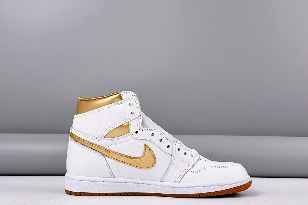 纯原版本 优势放店💰330 乔丹/Air Jordan 乔丹1代乔丹1代高帮Air Jordan 1 High OG WMNS “Metallic Gold” 货号:FD2596-107 乔1高帮白金 码数:36-47.5(36 36.5 37.5 38 38.5 39 40 40.5 41 42 42.5 43 44 44.5 45 46 47.5)
在九孔 OG 鞋型基础上采用白色、金色构造鞋面,颜值方面一点挑不出毛病。
这几年 Jordan 惯用的做旧套路均没有出现,中底也是更为清爽的纯白色。
随鞋附带一块金色的吊牌,厚度可观,分量可想而知。
配合独特鞋身光泽感,以及类似丝绸的缎面内衬,整双鞋有着极为华丽的感受。
生胶配色外底,增添了几分复古气质,也让整体在视觉上更为和谐。