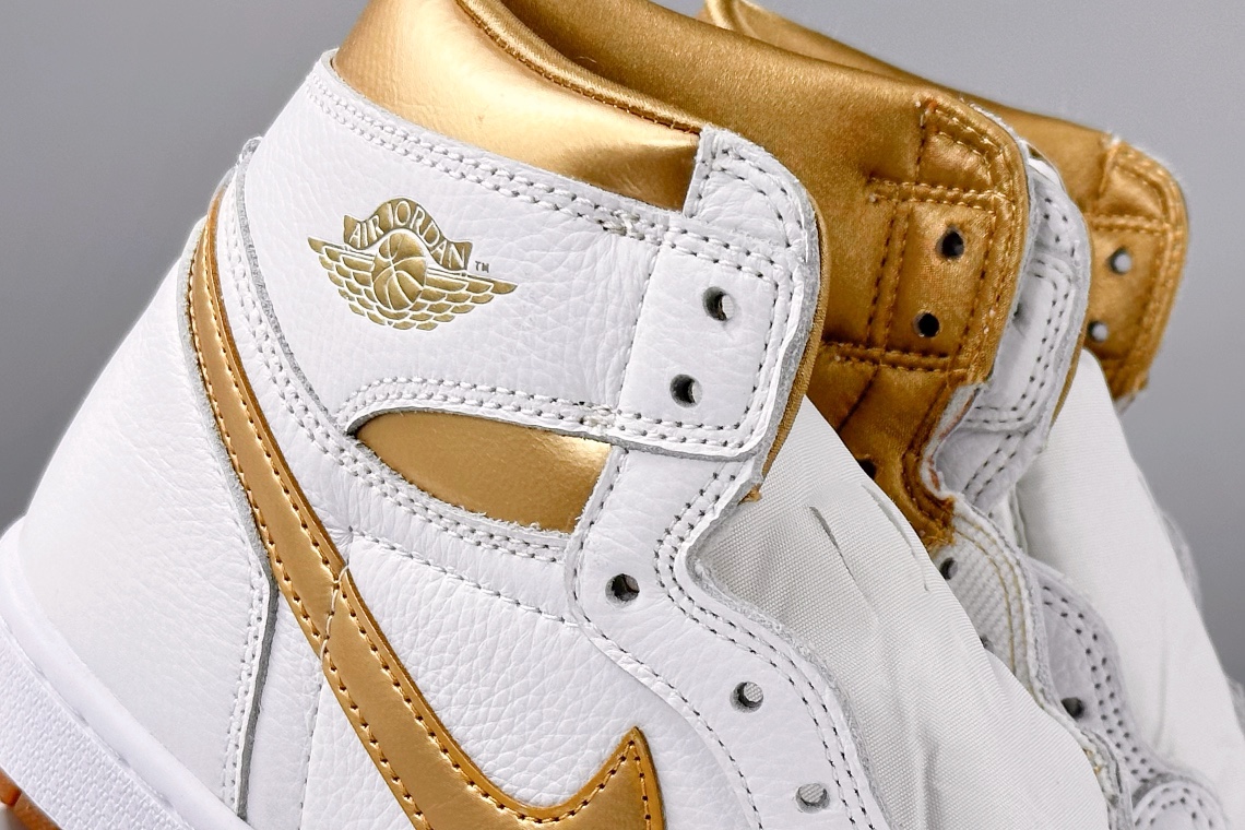 纯原版本 优势放店💰330 乔丹/Air Jordan 乔丹1代乔丹1代高帮Air Jordan 1 High OG WMNS “Metallic Gold” 货号:FD2596-107 乔1高帮白金 码数:36-47.5(36 36.5 37.5 38 38.5 39 40 40.5 41 42 42.5 43 44 44.5 45 46 47.5)
在九孔 OG 鞋型基础上采用白色、金色构造鞋面,颜值方面一点挑不出毛病。
这几年 Jordan 惯用的做旧套路均没有出现,中底也是更为清爽的纯白色。
随鞋附带一块金色的吊牌,厚度可观,分量可想而知。
配合独特鞋身光泽感,以及类似丝绸的缎面内衬,整双鞋有着极为华丽的感受。
生胶配色外底,增添了几分复古气质,也让整体在视觉上更为和谐。