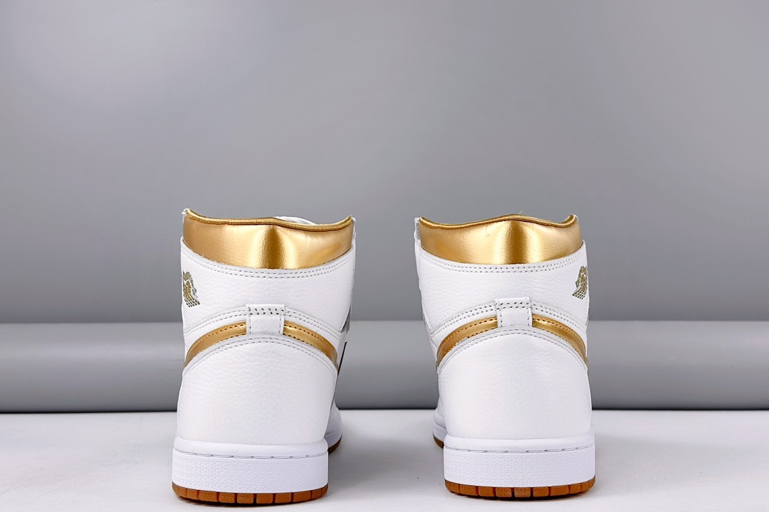 纯原版本 优势放店💰330 乔丹/Air Jordan 乔丹1代乔丹1代高帮Air Jordan 1 High OG WMNS “Metallic Gold” 货号:FD2596-107 乔1高帮白金 码数:36-47.5(36 36.5 37.5 38 38.5 39 40 40.5 41 42 42.5 43 44 44.5 45 46 47.5)
在九孔 OG 鞋型基础上采用白色、金色构造鞋面,颜值方面一点挑不出毛病。
这几年 Jordan 惯用的做旧套路均没有出现,中底也是更为清爽的纯白色。
随鞋附带一块金色的吊牌,厚度可观,分量可想而知。
配合独特鞋身光泽感,以及类似丝绸的缎面内衬,整双鞋有着极为华丽的感受。
生胶配色外底,增添了几分复古气质,也让整体在视觉上更为和谐。