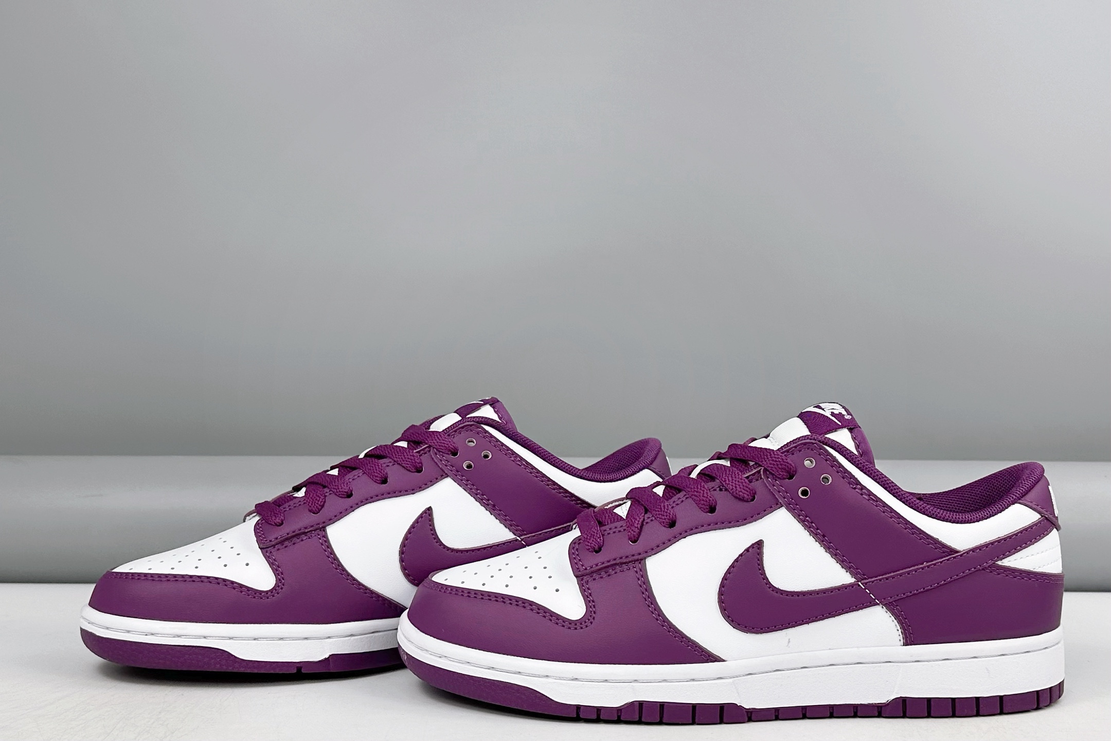 💰180
公司级✅Nike Dunk Low Next Nature 紫白
此款以简约大方的造型设计，给人以随性休闲的时尚格调，穿着舒适轻便，运动灵活自如，满足日常个性穿搭。
货号：DV0833 107
Size：36 36.5 37.5 38 38.5 39 40 40.5 41 42 42.5 43 44 44.5 45 46 