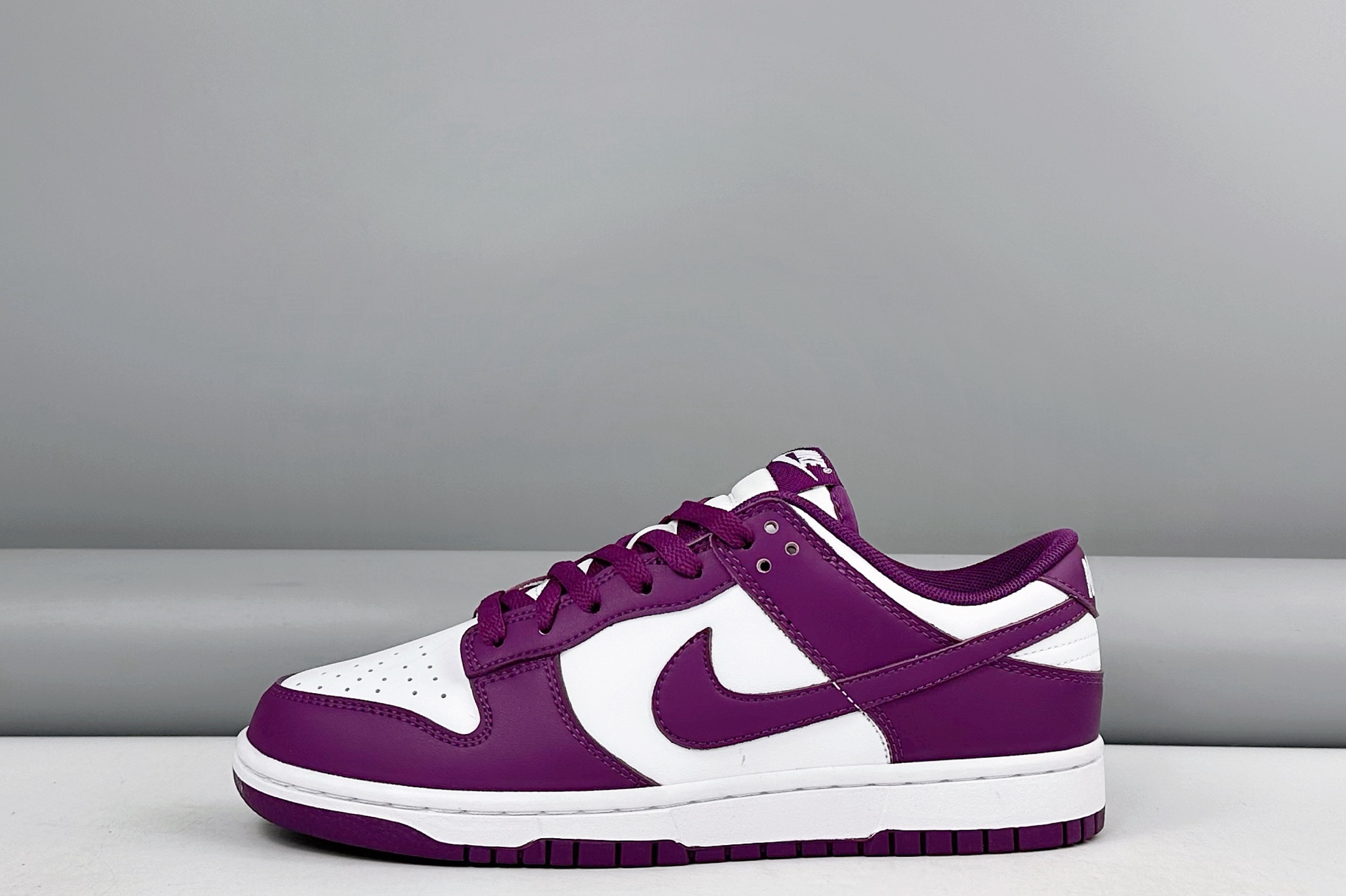 💰180
公司级✅Nike Dunk Low Next Nature 紫白
此款以简约大方的造型设计，给人以随性休闲的时尚格调，穿着舒适轻便，运动灵活自如，满足日常个性穿搭。
货号：DV0833 107
Size：36 36.5 37.5 38 38.5 39 40 40.5 41 42 42.5 43 44 44.5 45 46 