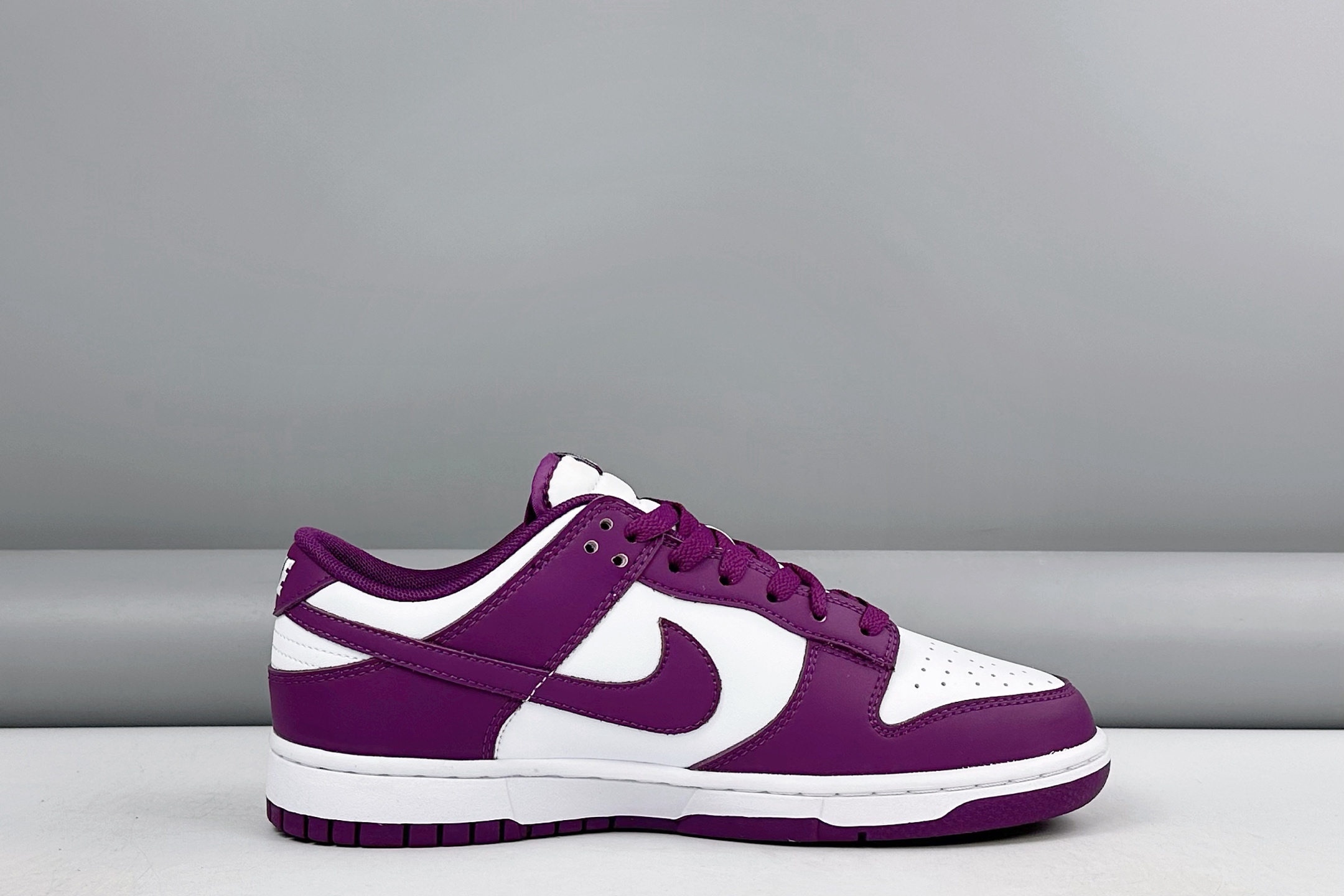 💰180
公司级✅Nike Dunk Low Next Nature 紫白
此款以简约大方的造型设计，给人以随性休闲的时尚格调，穿着舒适轻便，运动灵活自如，满足日常个性穿搭。
货号：DV0833 107
Size：36 36.5 37.5 38 38.5 39 40 40.5 41 42 42.5 43 44 44.5 45 46 