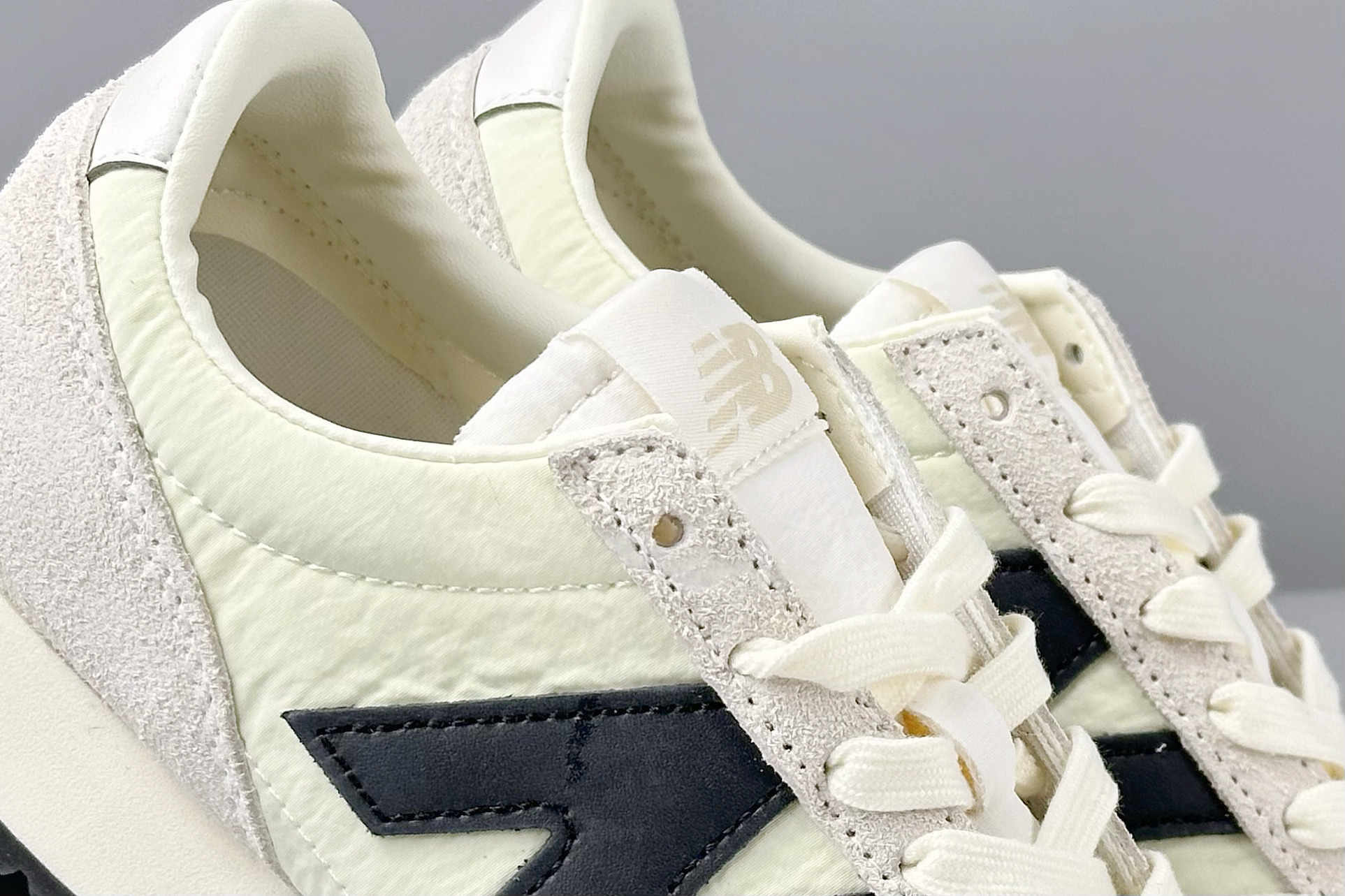 放店💰150
New Balance NB471 充正品质
经典复古时髦 休闲跑步鞋 
完美平衡了复古腔调与现代舒适
这双承载着时空对话的跑鞋 
正在用毫米级的细节革新 
书写复古运动鞋的新纪元 
当别人在追逐5cm气垫时 New Balance用471系列证明 真正的潮流 从来不是盲目堆砌
而是让每个时代的美好都能被重新看见
货号: U471AM
尺码：36 37 37.5 38 38.5 39.5 40 40.5 41.5 42 42.5 43 44 44.5 45