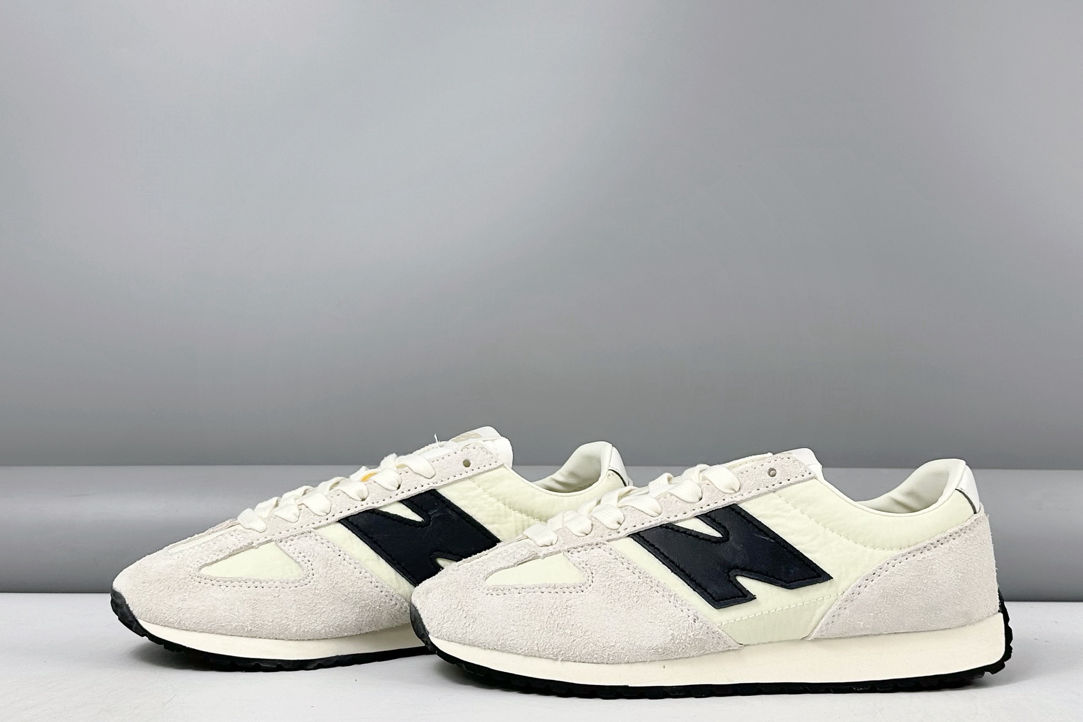 放店💰150
New Balance NB471 充正品质
经典复古时髦 休闲跑步鞋 
完美平衡了复古腔调与现代舒适
这双承载着时空对话的跑鞋 
正在用毫米级的细节革新 
书写复古运动鞋的新纪元 
当别人在追逐5cm气垫时 New Balance用471系列证明 真正的潮流 从来不是盲目堆砌
而是让每个时代的美好都能被重新看见
货号: U471AM
尺码：36 37 37.5 38 38.5 39.5 40 40.5 41.5 42 42.5 43 44 44.5 45